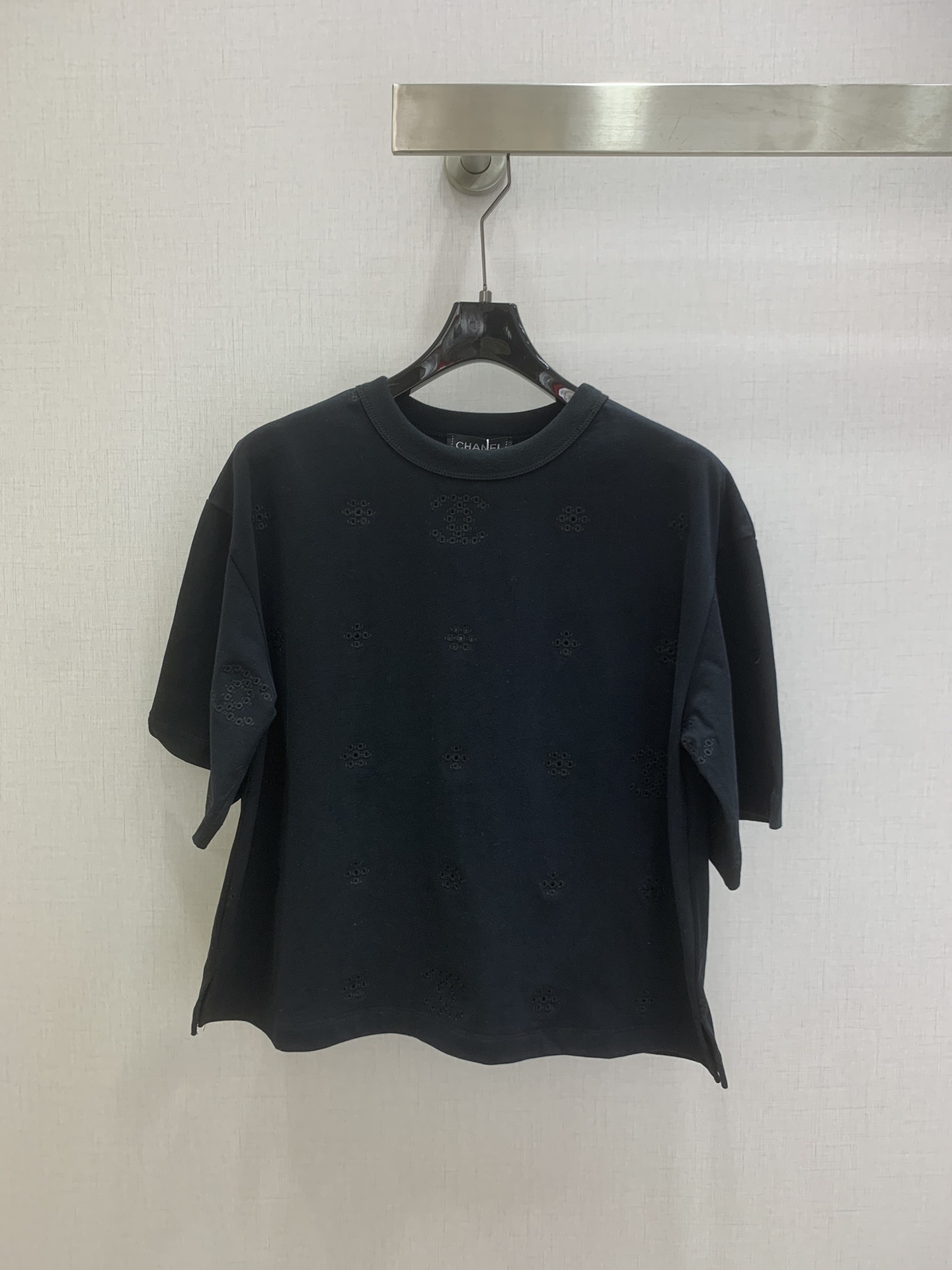 NO:736463,Highly recommended 26 early spring new short-sleeved T-shirt with hollow embroidery, heavy cotton material, soft and skin-friendly, perfect drape, super comfortable to wear in summer!  Solid color base + exquisite hollow flower embroidery, full of details, double C logo is low-key and recognizable, loose and short version, highly tolerant, it is OK to match with jeans or casual pants for daily use, easy to get French elegance ~ three colors SML code, high quality ABC, jeans, T-shirt, tees, t-shirt,19860909强烈推荐 26早春新款 短款镂空刺绣短袖T恤,重磅棉料,柔软亲肤,垂坠感满分,夏天穿超舒服！纯色基底+精致镂空花朵刺绣,细节感拉满,双C标志低调又有辨识度宽松短款版型,包容性强,日常搭配牛仔裤或休闲裤都很OK,轻松get法式优雅风～三个色 SML码 高品质ABC,,jeans,T-shirt,tees，t-shirt,,Women's clothing