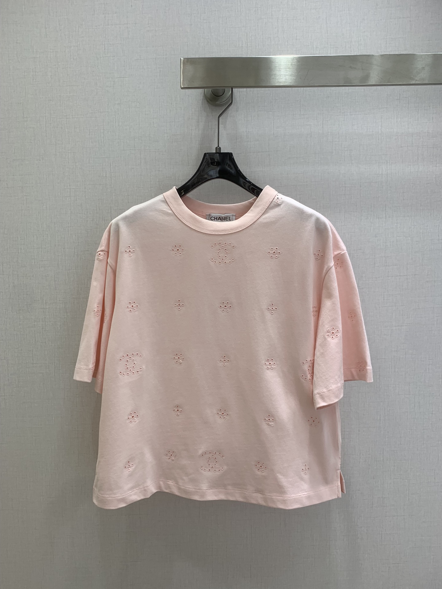 NO:736434,Highly recommended 26 early spring new short-sleeved T-shirt with hollow embroidery, heavy cotton material, soft and skin-friendly, perfect drape, super comfortable to wear in summer!  Solid color base + exquisite hollow flower embroidery, full of details, double C logo is low-key and recognizable, loose and short version, highly tolerant, it is OK to match with jeans or casual pants for daily use, easy to get French elegance ~ three colors SML code, high quality ABC, jeans, T-shirt, tees, t-shirt,19860909强烈推荐 26早春新款 短款镂空刺绣短袖T恤,重磅棉料,柔软亲肤,垂坠感满分,夏天穿超舒服！纯色基底+精致镂空花朵刺绣,细节感拉满,双C标志低调又有辨识度宽松短款版型,包容性强,日常搭配牛仔裤或休闲裤都很OK,轻松get法式优雅风～三个色 SML码 高品质ABC,,jeans,T-shirt,tees，t-shirt,,Women's clothing