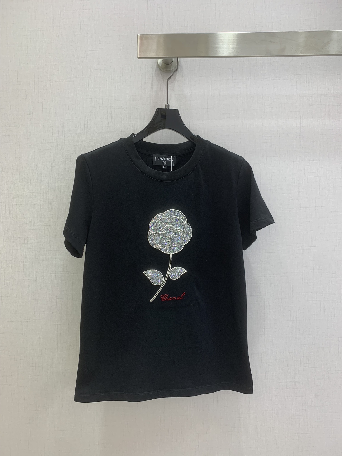 NO:736442,Highly recommended for the early spring of 26, the new rose pattern beaded short-sleeved T-shirt. The diamond rose on the chest is super eye-catching. It is luxurious and artistic. It is made of soft cotton fabric. It is comfortable and breathable to wear. It can be easily used in daily life or light luxury occasions. The red 'Chanel' embroidery is embellished, and the brand recognition is up!  Classic round neck + slim fit, versatile and easy to match, looks great with jeans or skirts ~ two colors SML code, high quality ABC, chanel, skirts, jeans, T-shirt, tees, t-shirt,19860909强烈推荐 26早春新款 玫瑰花图案钉珠短袖T恤,胸前镶钻玫瑰超吸睛,奢华又艺术感满满柔软棉质面料,穿着舒适透气,日常或轻奢场合都能轻松驾驭.红色“Chanel”刺绣点缀,品牌辨识度up！经典圆领+修身剪裁,百搭不挑人,搭配牛仔裤或半裙都很出彩～两个色 SML码 高品质ABC,,chanel,skirts,jeans,T-shirt,tees，t-shirt,,Women's clothing