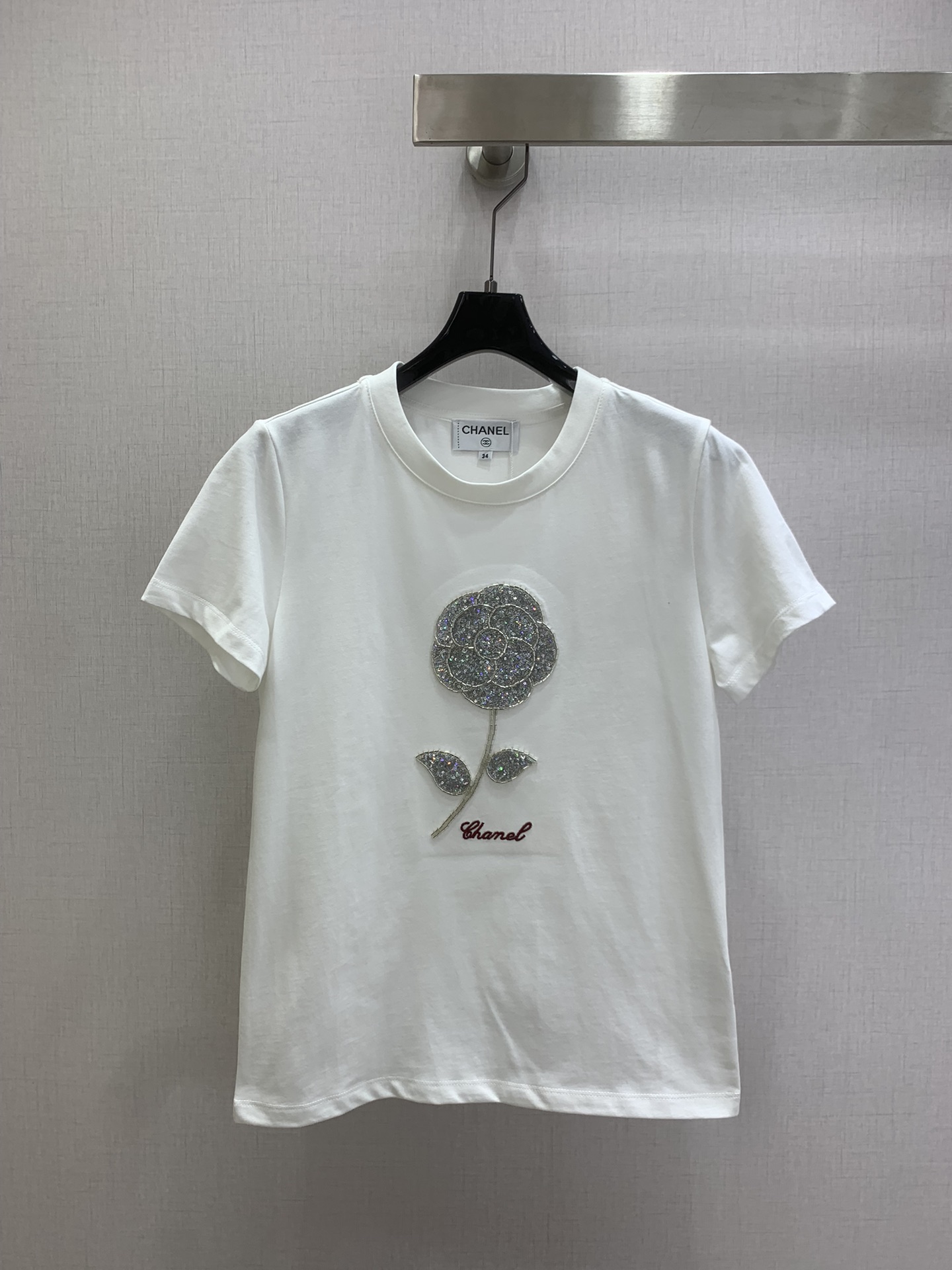 NO:736450,Highly recommended for the early spring of 26, the new rose pattern beaded short-sleeved T-shirt. The diamond rose on the chest is super eye-catching. It is luxurious and artistic. It is made of soft cotton fabric. It is comfortable and breathable to wear. It can be easily used in daily life or light luxury occasions. The red 'Chanel' embroidery is embellished, and the brand recognition is up!  Classic round neck + slim fit, versatile and easy to match, looks great with jeans or skirts ~ two colors SML code, high quality ABC, chanel, skirts, jeans, T-shirt, tees, t-shirt,19860909强烈推荐 26早春新款 玫瑰花图案钉珠短袖T恤,胸前镶钻玫瑰超吸睛,奢华又艺术感满满柔软棉质面料,穿着舒适透气,日常或轻奢场合都能轻松驾驭.红色“Chanel”刺绣点缀,品牌辨识度up！经典圆领+修身剪裁,百搭不挑人,搭配牛仔裤或半裙都很出彩～两个色 SML码 高品质ABC,,chanel,skirts,jeans,T-shirt,tees，t-shirt,,Women's clothing