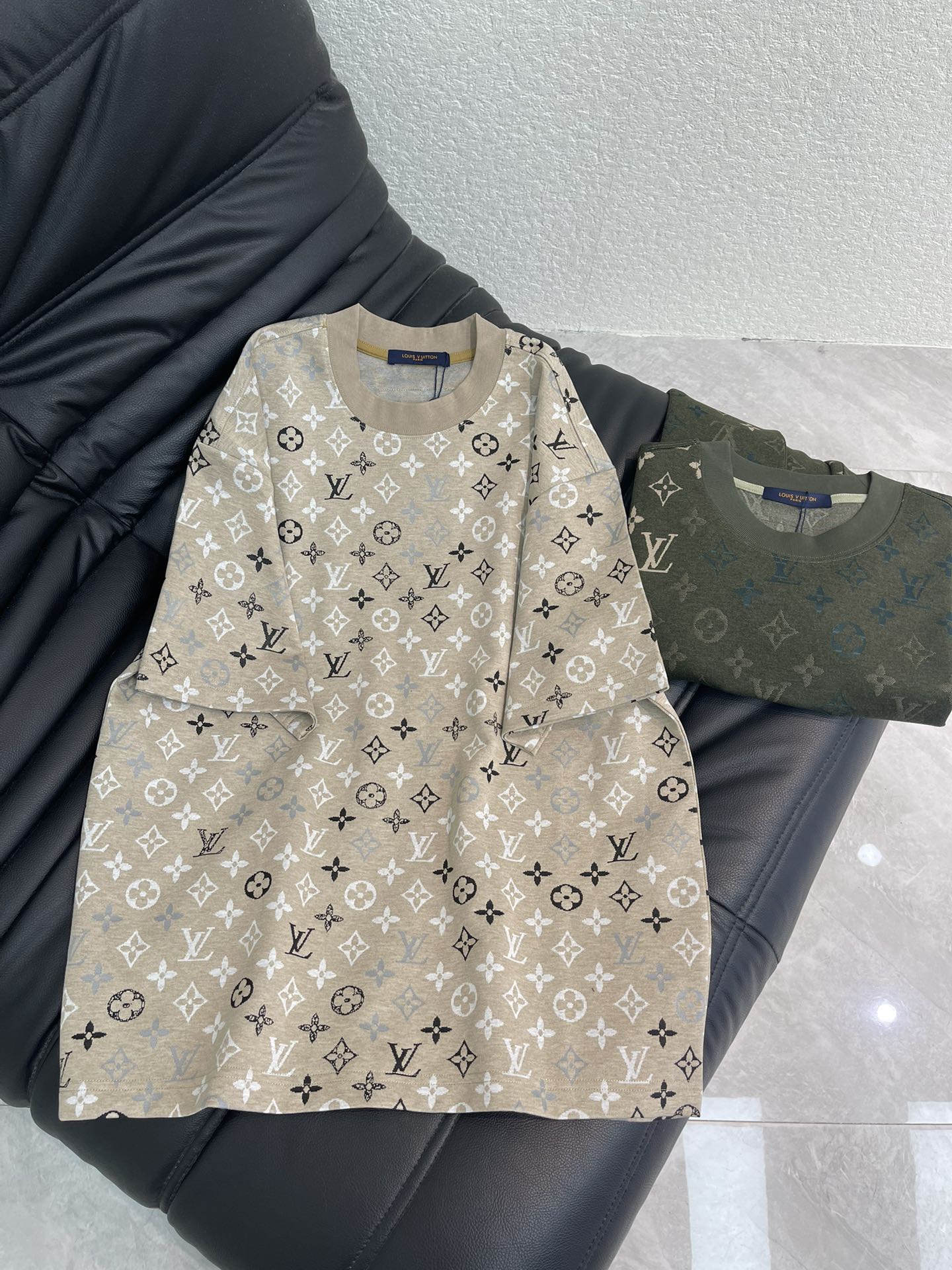 NO:736761,Louis Vuitto*26 new classic presbyopic logo printed round neck short-sleeved T-shirt. Made of high-gram heavy-washed pure cotton fabric, pure cotton is breathable, very refreshing and comfortable for daily wear. The ribbed knitting on the neckline is flat and tight, and the neckline will not be skewed when you toss it casually. You will find a loose version that looks really good on the upper body. The overall is minimalist and neat, super versatile for daily wear!  Pair it casually with one to give you a youthful look. A round neck will make your outfit go crazy. It is a fashionable item that can never go wrong!  Same style for men and women!  S-XL,,louis vuitton,T-shirt,tees,t-shirt,19860909Louis Vuitto*26新款经典老花logo印花圆领短袖T恤.高克重洗水纯棉质面料,纯棉透气,日常穿着非常清爽穿感舒适,领口的罗纹针织平整紧密,随意折腾都不会领口歪斜,宽松版型,上身你就会发现真的好好看,整体极简利落,超级日常百搭！随随便便搭配一条就是青春的样子,一件圆领就能为你的穿搭疯狂,绝不会出错的时髦单品！男女同款！S-XL,,louis vuitton,T-shirt,tees，t-shirt,,Women's clothing