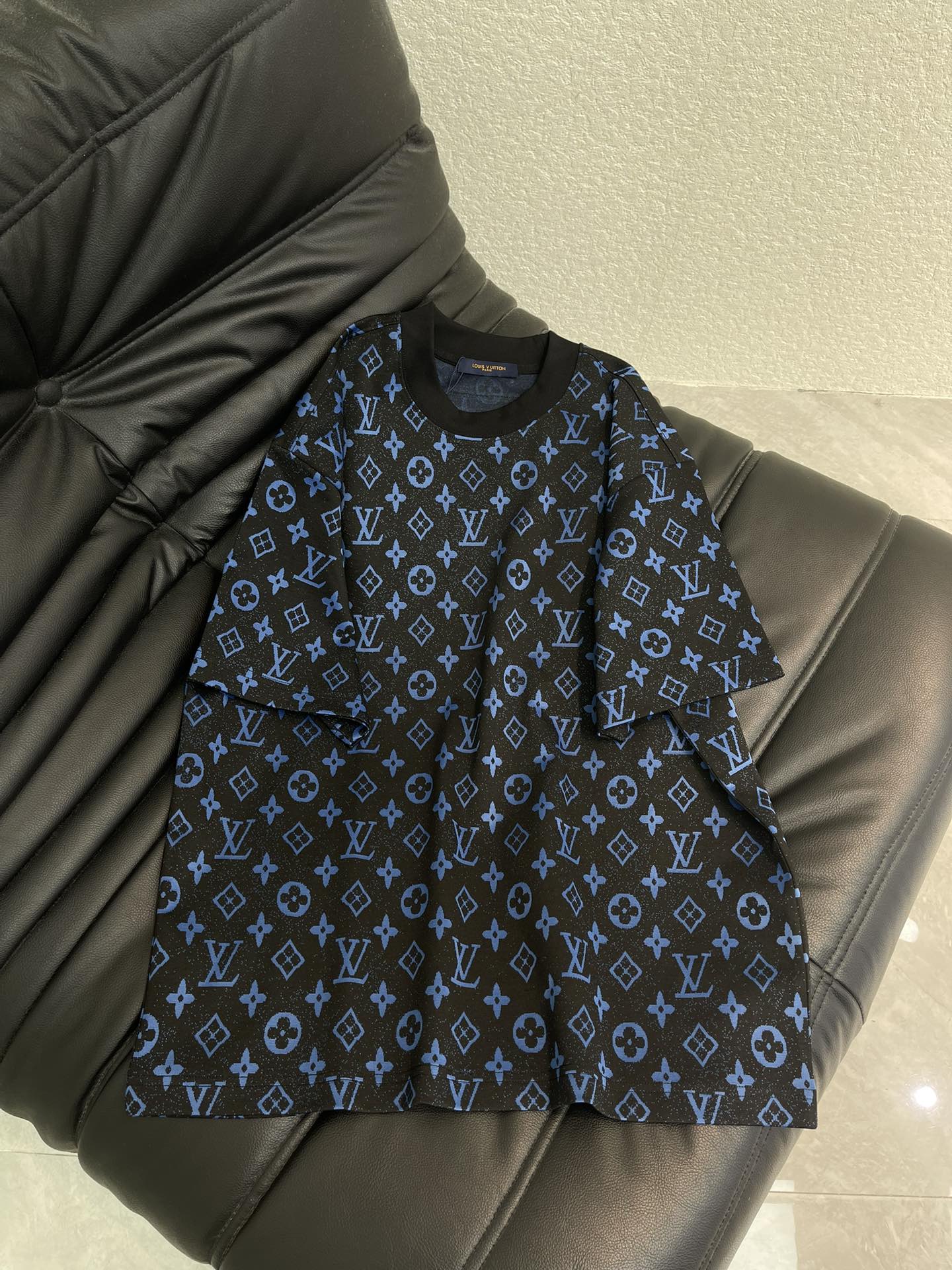 NO:736766,Louis Vuitto*26 new classic presbyopic logo printed round neck short-sleeved T-shirt. Made of high-gram heavy-washed pure cotton fabric, pure cotton is breathable, very refreshing and comfortable for daily wear. The ribbed knitting on the neckline is flat and tight, and the neckline will not be skewed when you toss it casually. You will find a loose version that looks really good on the upper body. The overall is minimalist and neat, super versatile for daily wear!  Pair it casually with one to give you a youthful look. A round neck will make your outfit go crazy. It is a fashionable item that can never go wrong!  Same style for men and women!  S-XL A,,louis vuitton,T-shirt,tees,t-shirt,19860909Louis Vuitto*26新款经典老花logo印花圆领短袖T恤.高克重洗水纯棉质面料,纯棉透气,日常穿着非常清爽穿感舒适,领口的罗纹针织平整紧密,随意折腾都不会领口歪斜,宽松版型,上身你就会发现真的好好看,整体极简利落,超级日常百搭！随随便便搭配一条就是青春的样子,一件圆领就能为你的穿搭疯狂,绝不会出错的时髦单品！男女同款！S-XL A,,louis vuitton,T-shirt,tees，t-shirt,,Women's clothing