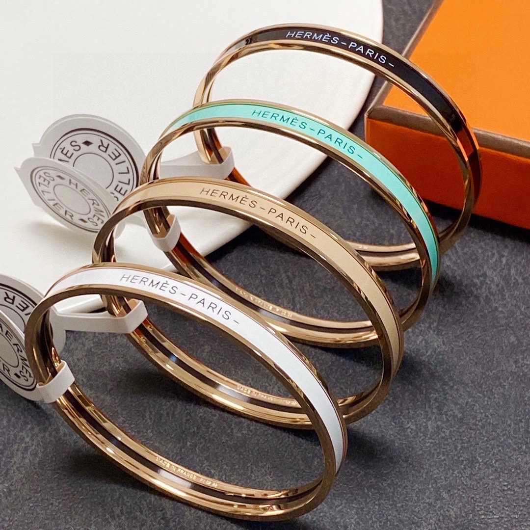 NO:724481,Xiaohongshu’s popular recommendation is the Hermes enamel bracelet, which is a small, fine, and high-end version. The narrow version has been loved by MM since its launch. Each color has its own unique brilliance!  The effect is very nice!  The tiniest one!  It is more durable than ordinary models and shows fair skin tone. Tiffany green is so beautiful, jewelry boutique, hermes, hermes, bracelet19860909小红书爆款推荐爱马仕Hermes珐琅手镯小号细款高版本一比一精工版 窄版从上市以来一直深受MM喜爱每一种颜色都有它独一无二的光彩！上手效果非常好看！最细小的一款！比普通款更耐看显肤色白皙蒂芙妮绿也太美了吧,饰品精品,hermes,hermes,bracelet,Jewelry