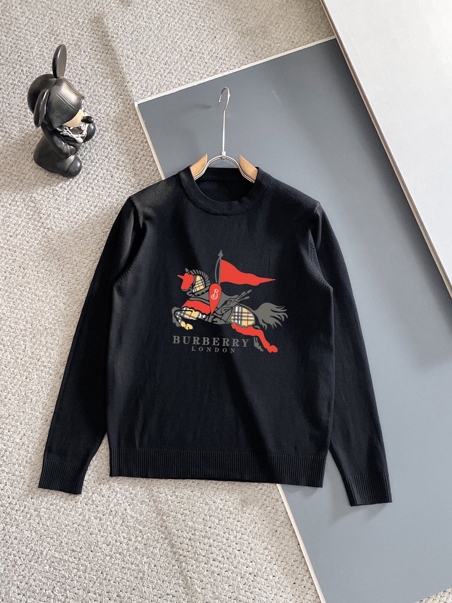 Burberry 品牌：巴宝莉 秋冬 圆领套头羊毛衫 全品相 羊毛混纺面料 2026最新款 黄金比例 修身款软黄金 百搭实用型的单品