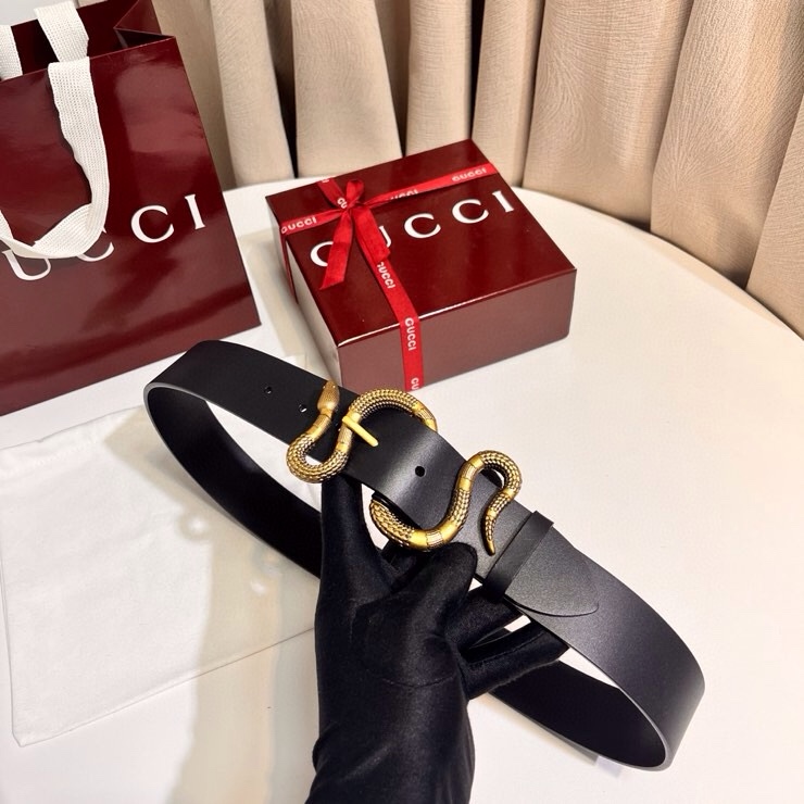 古奇 蛇仍然是古驰（Gucci）的独特标志。蛇形搭扣设计为仿佛缠绕在皮带上。黑色皮革，带切边黄铜五金蛇扣