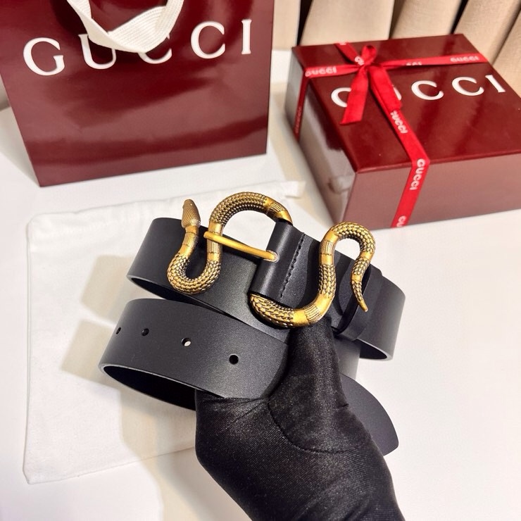 古奇 蛇仍然是古驰（Gucci）的独特标志。蛇形搭扣设计为仿佛缠绕在皮带上。黑色皮革，带切边黄铜五金蛇扣