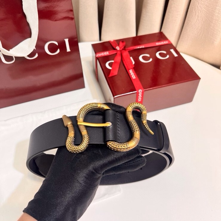 古奇 蛇仍然是古驰（Gucci）的独特标志。蛇形搭扣设计为仿佛缠绕在皮带上。黑色皮革，带切边黄铜五金蛇扣