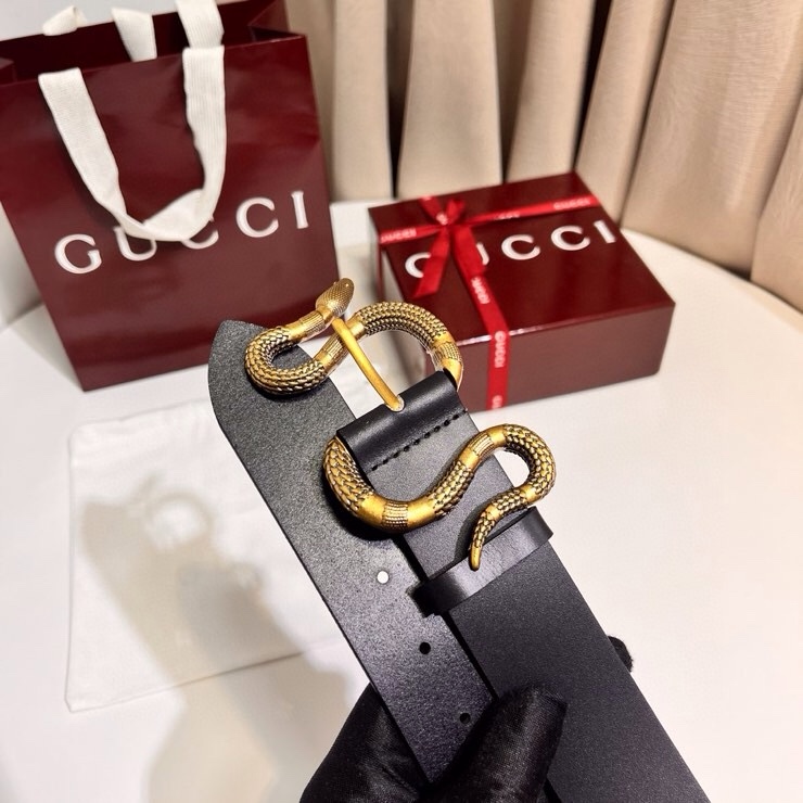 古奇 蛇仍然是古驰（Gucci）的独特标志。蛇形搭扣设计为仿佛缠绕在皮带上。黑色皮革，带切边黄铜五金蛇扣