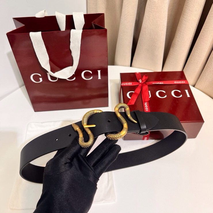古奇 蛇仍然是古驰（Gucci）的独特标志。蛇形搭扣设计为仿佛缠绕在皮带上。黑色皮革，带切边黄铜五金蛇扣