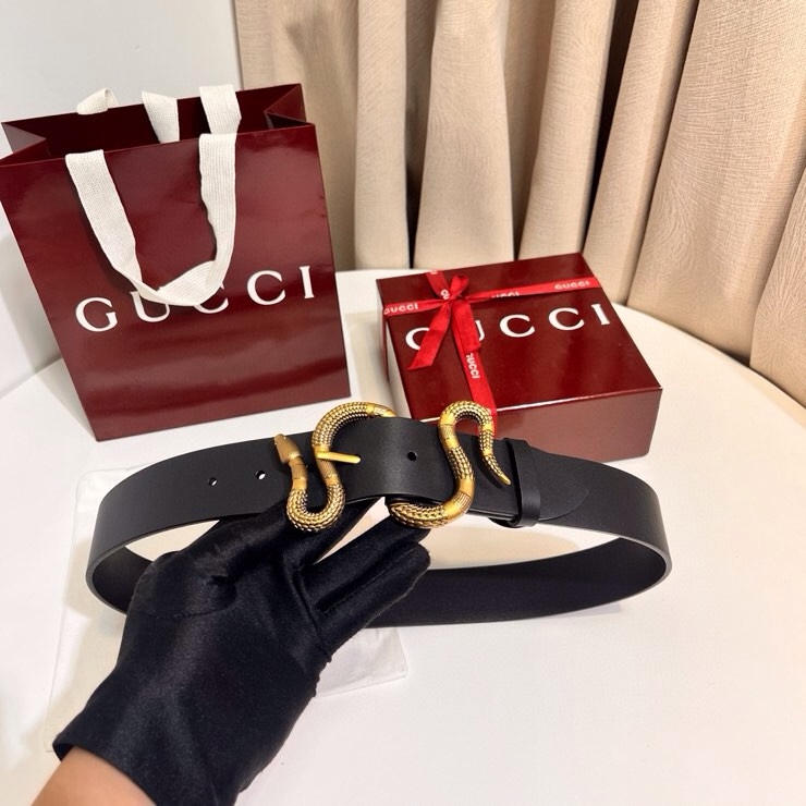 古奇 蛇仍然是古驰（Gucci）的独特标志。蛇形搭扣设计为仿佛缠绕在皮带上。黑色皮革，带切边黄铜五金蛇扣