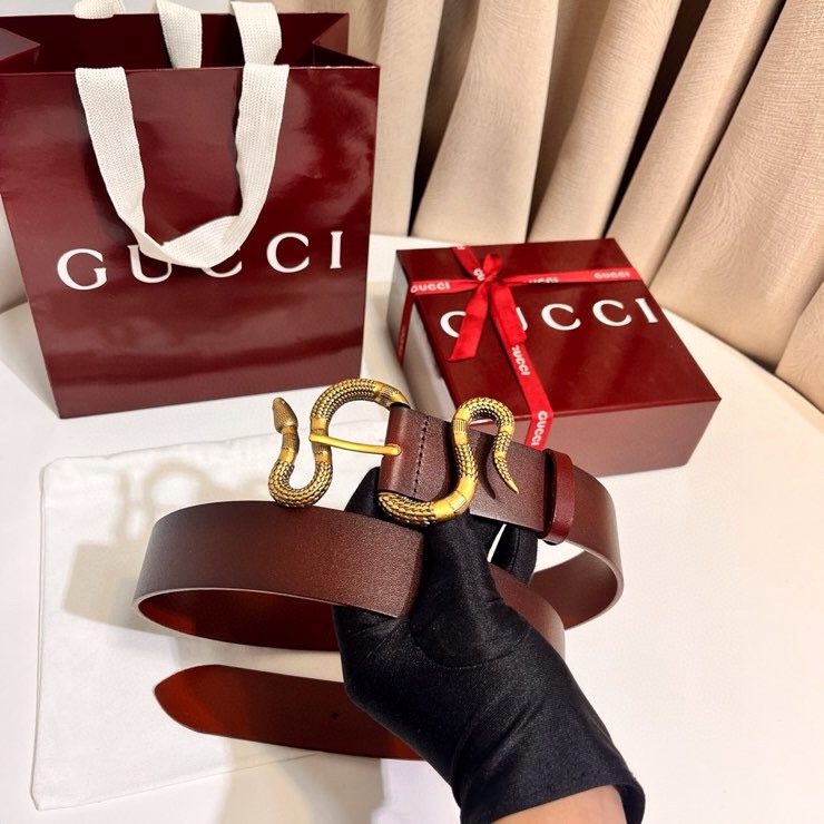 古奇 蛇仍然是古驰（Gucci）的独特标志。蛇形搭扣设计为仿佛缠绕在皮带上。黑色皮革，带切边黄铜五金蛇扣