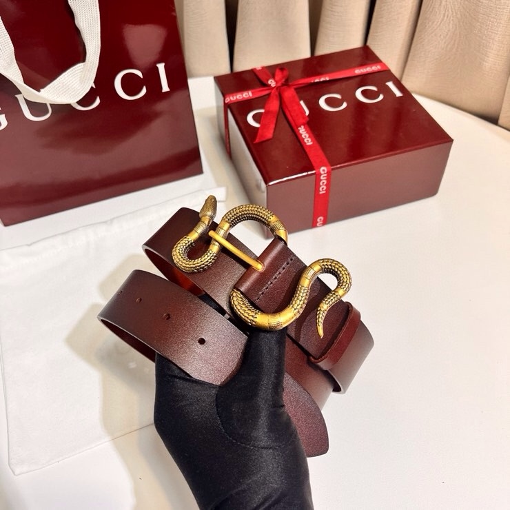 古奇 蛇仍然是古驰（Gucci）的独特标志。蛇形搭扣设计为仿佛缠绕在皮带上。黑色皮革，带切边黄铜五金蛇扣