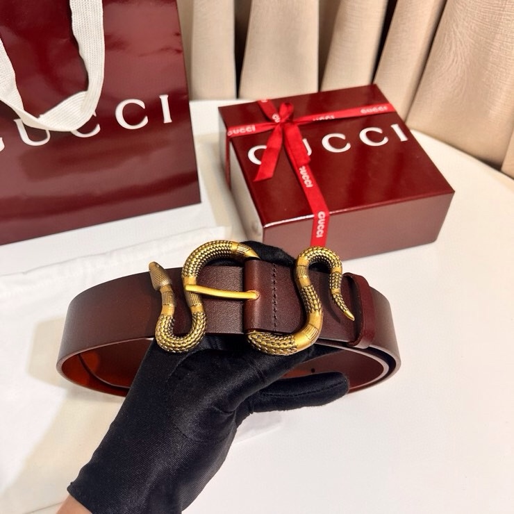 古奇 蛇仍然是古驰（Gucci）的独特标志。蛇形搭扣设计为仿佛缠绕在皮带上。黑色皮革，带切边黄铜五金蛇扣