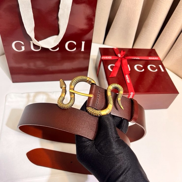 古奇 蛇仍然是古驰（Gucci）的独特标志。蛇形搭扣设计为仿佛缠绕在皮带上。黑色皮革，带切边黄铜五金蛇扣