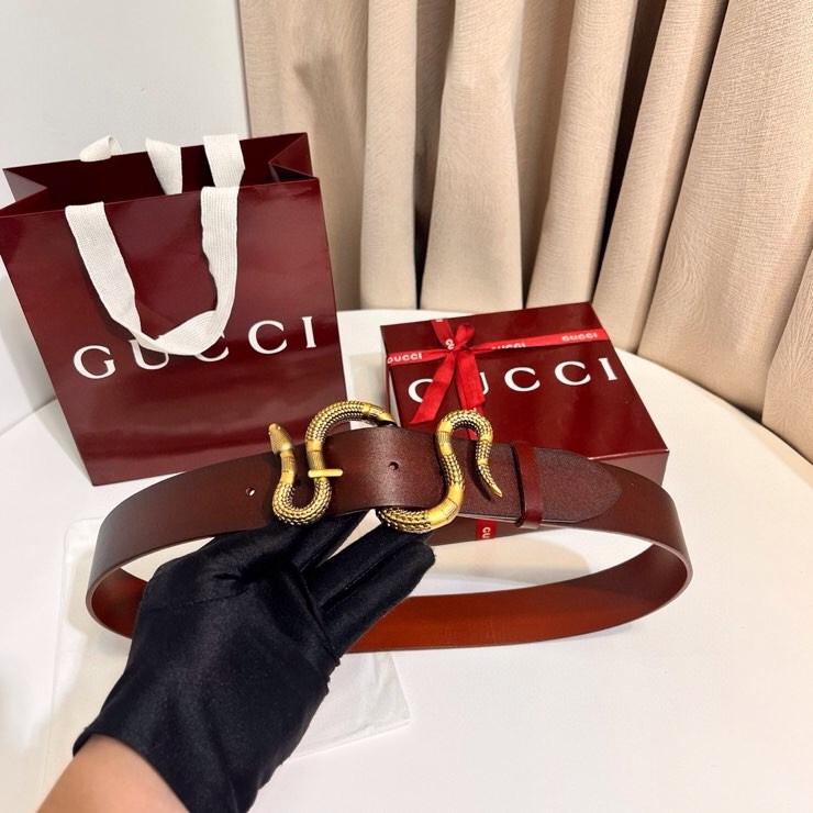 古奇 蛇仍然是古驰（Gucci）的独特标志。蛇形搭扣设计为仿佛缠绕在皮带上。黑色皮革，带切边黄铜五金蛇扣