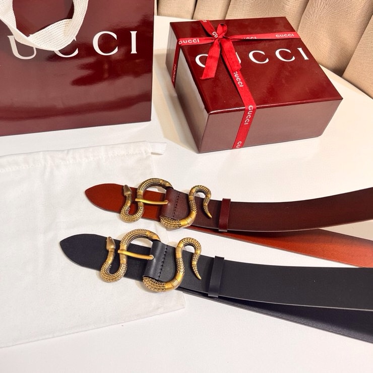 古奇 蛇仍然是古驰（Gucci）的独特标志。蛇形搭扣设计为仿佛缠绕在皮带上。黑色皮革，带切边黄铜五金蛇扣