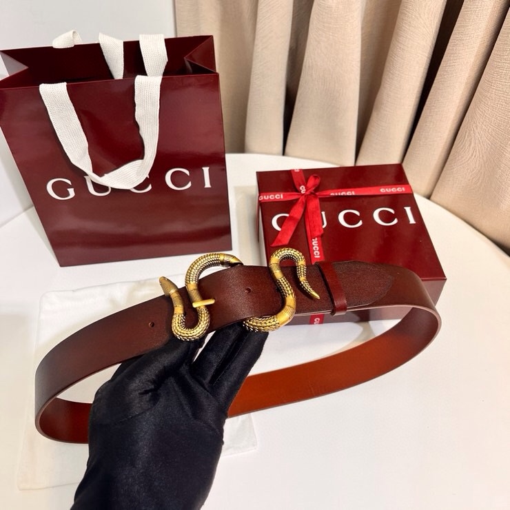 古奇 蛇仍然是古驰（Gucci）的独特标志。蛇形搭扣设计为仿佛缠绕在皮带上。黑色皮革，带切边黄铜五金蛇扣