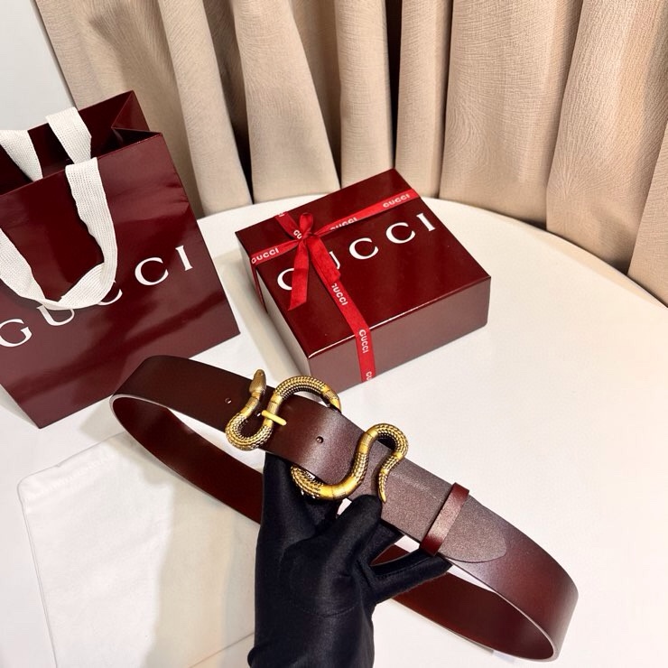 古奇 蛇仍然是古驰（Gucci）的独特标志。蛇形搭扣设计为仿佛缠绕在皮带上。黑色皮革，带切边黄铜五金蛇扣