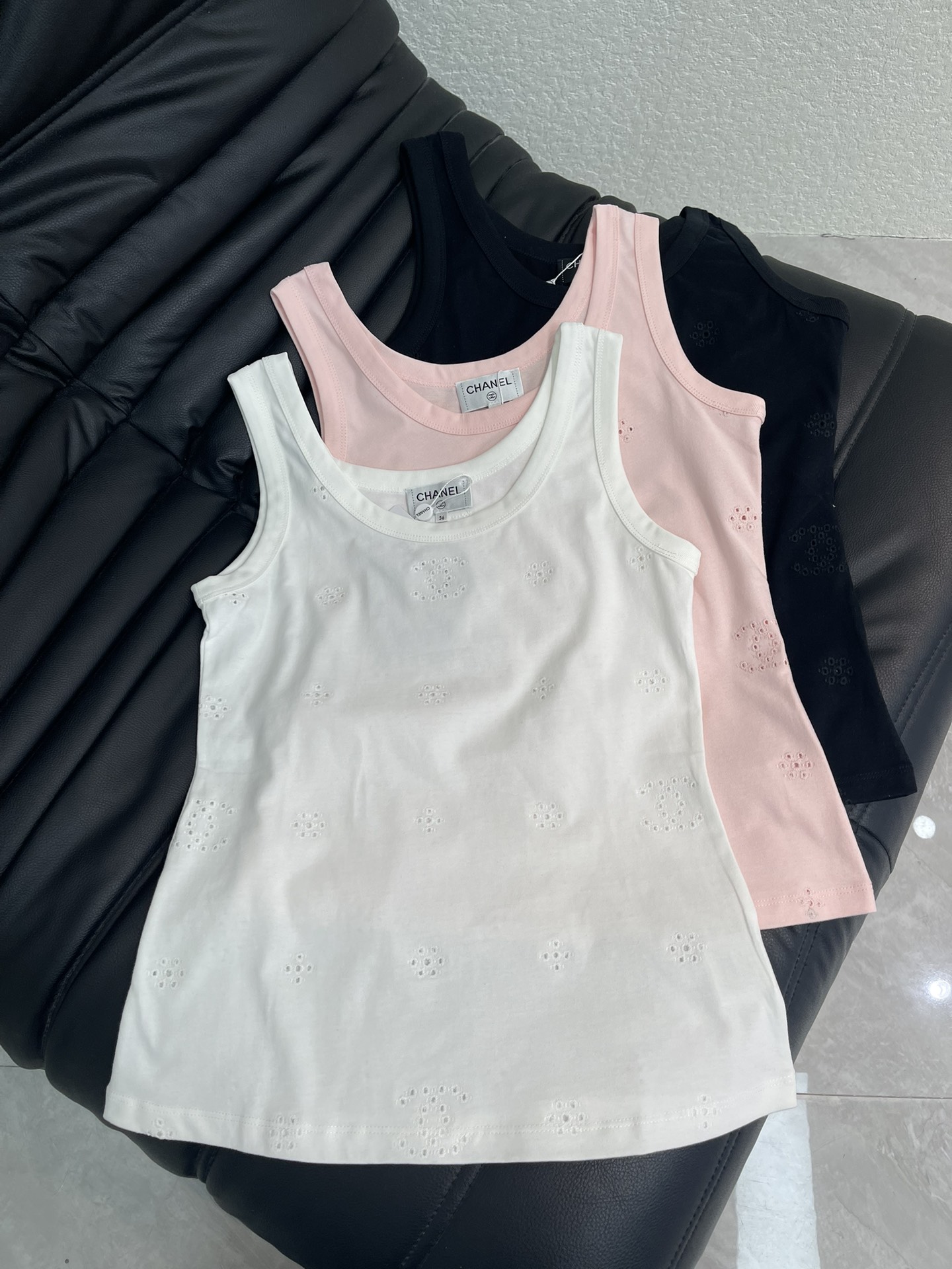 NO:736765,Chane*26 new positioning embroidered vest!  Customized twill cotton material, breathable and comfortable, full of texture, the whole body hollow embroidery breaks the monotony of solid colors, and the delicate embroidery work fully demonstrates the brand craftsmanship. The cotton fabric is soft and elastic, skin-friendly. Wearing it alone is a refreshing daily casual style, layered with a suit or denim jacket, it can unlock rich layers of tone, and it is a perfect basic item to wear!  White pink black 34-36-38,,chanel,jackets & coats,business suit,19860909Chane*26新款定位缕空刺绣背心！定制斜纹全棉材质,透气舒适,质感十足,通体镂空刺绣打破纯色单调,细腻的绣工尽显品牌工艺.全棉面料软弹亲肤,.单穿是清爽的日常休闲风,搭西装、牛仔外套叠穿,又能解锁层次丰富的腔调,妥妥的穿搭基础款神器！白粉黑34-36-38,,chanel,jackets & coats,business suit,,Women's clothing