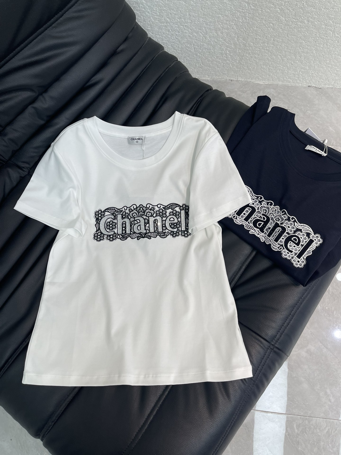 NO:737139,Chane*26 new spring and summer hot diamond letter patch embroidery heavy-duty short-sleeved T-shirt Mercerized cotton fabric High-density fashionable sports style Every daily wear Playful and age-reducing design elements full of vitality High quality Size SML, chanel, T-shirt, tees, t-shirt,19860909Chane*26春夏新款烫钻字母贴布刺绣重工短袖T恤 丝光棉面料 高密度时髦运动风 每个日常的穿搭 俏皮减龄充满元气的设计元素 高品质 尺码SML,,chanel,T-shirt,tees，t-shirt,,Women's clothing