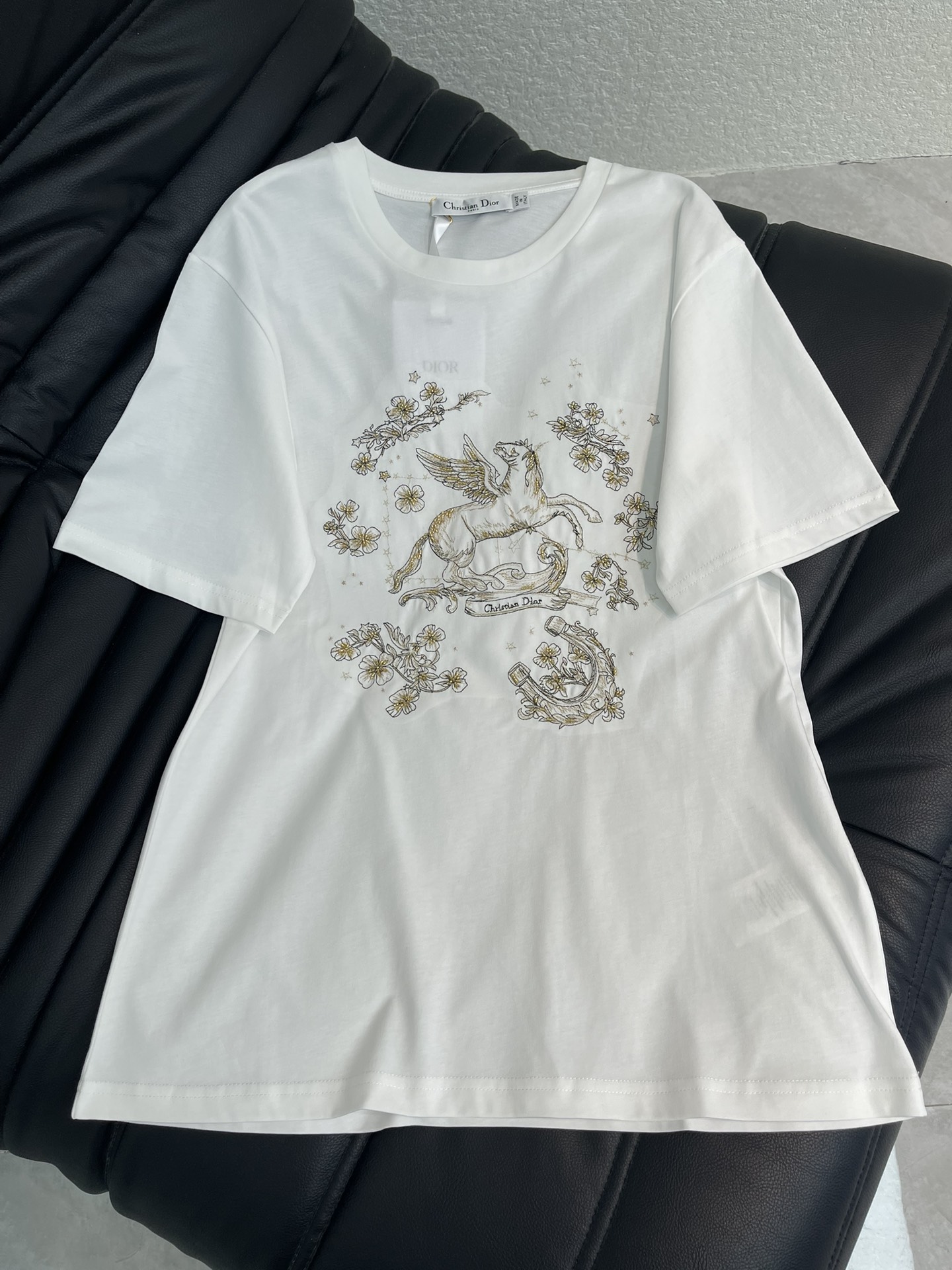 NO:737159,Dio*26 new spring and summer new New Year embroidered Pegasus logo short-sleeved T-shirt. Cotton fabric, soft and skin-friendly, super comfortable for daily wear. The gilt Pegasus embroidery on the front is simple and luxurious, full of brand sense. The classic round neck modifies the neck line, and is slightly loose and tolerant.  , suitable for all body shapes. Pair it with jeans or skirts in early spring to easily create a high-end look, low-key and elegant, fashionable and practical. SML, dior, skirts, jeans, T-shirt, tees, t-shirt,19860909Dio*26春夏新款贺岁刺绣飞马徽标短袖T恤.棉质面料,柔软亲肤,日常穿着超舒适.正面鎏金飞马刺绣,简约又奢华,品牌感满满.经典圆领修饰颈部线条,微宽松剪裁,包容性强,适合各种身材.早春搭配牛仔裤或半裙,轻松打造高级感穿搭,低调优雅,时髦又实用.SML,,dior,skirts,jeans,T-shirt,tees，t-shirt,,Women's clothing