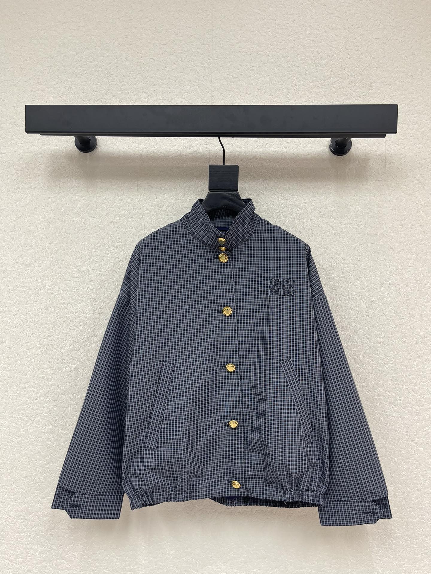 NO:737154,Miumi*26 new early spring plaid technical fabric jacket + mini skirt suit | Exclusively developed by yb!  Top quality production!  High-tech plaid fabrics are selected, with a delicate texture and crisp and stylish texture. The appliqués are exquisite and elegant, and the metal snaps are full of luster. Every detail shows ingenuity. The skirt continues the same plaid pattern, and the short design highlights the leg lines, perfectly echoing the jacket. This suit is not only a single item, but also an expression of early spring fashion. Whether attending brand events or daily outings, it allows you to easily show your unique charm of elegance and personality and become a walking fashion model. SML  outside,,miumiu,skirts,jackets & coats,jackets & coats,19860909Miumi*26早春新款格纹科技面料夹克外套+迷你半裙套装丨独家yb开发！顶级高版出品！甄选高科技面料格纹面料,肌理细腻且挺括有型,贴布绣工艺精致考究,金属按扣光泽感十足,每一处细节都彰显匠心.半裙延续同款格纹,短款设计凸显腿部线条,与外套形成完美呼应.这套套装不仅是一件单品,更是早春时尚的表达,无论是出席品牌活动还是日常出街,都能让你轻松展现优雅与个性并存的独特魅力,成为行走的时尚范本. SML 外,,miumiu,skirts,jackets & coats,jackets & coats,,Women's clothing