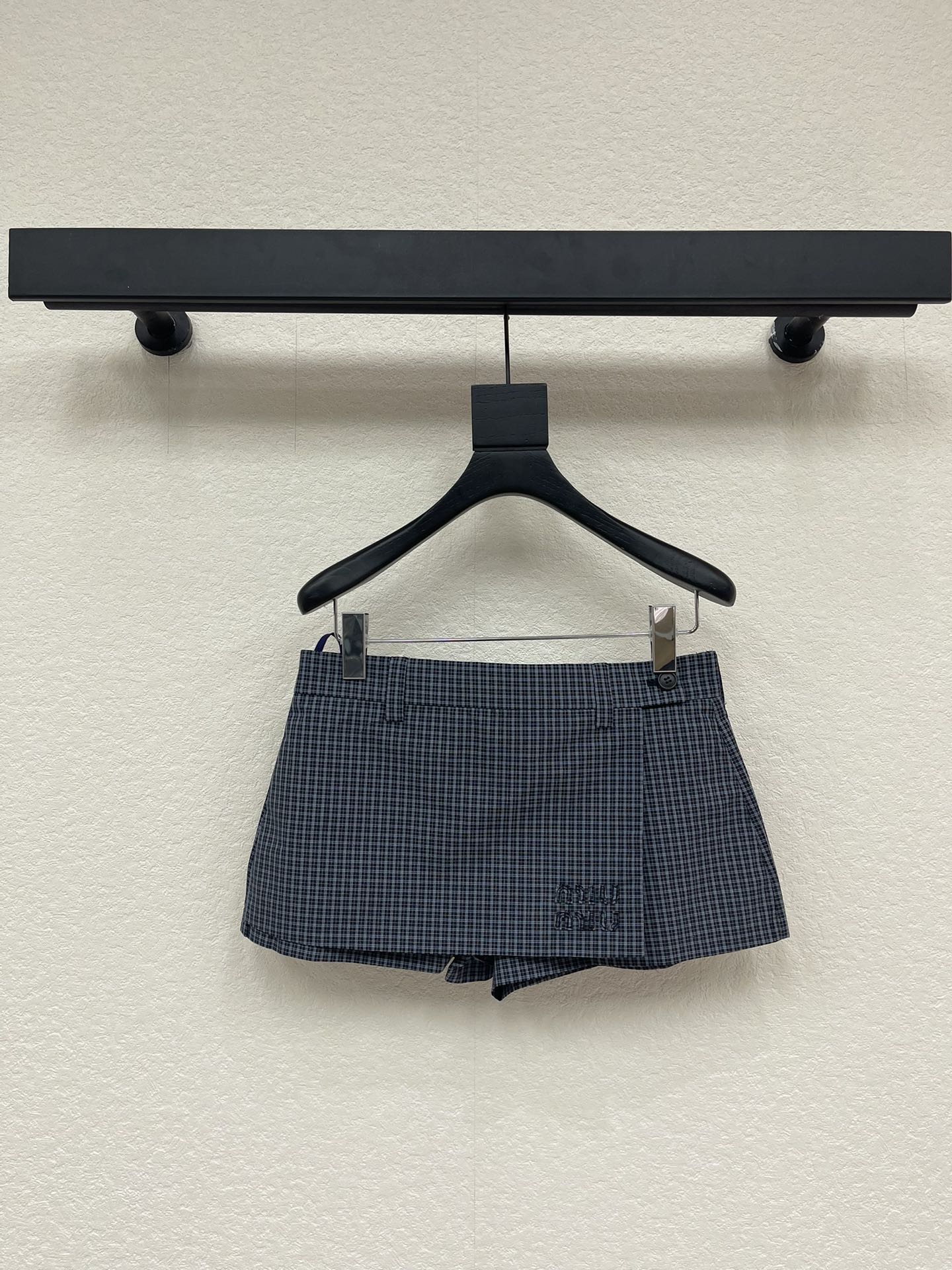 NO:737150,Miumi*26 new early spring plaid technical fabric jacket + mini skirt suit | Exclusively developed by yb!  Top quality production!  High-tech plaid fabrics are selected, with a delicate texture and crisp and stylish texture. The appliqués are exquisitely crafted, and the metal snaps are full of luster. Every detail shows ingenuity. The skirt continues the same plaid pattern, and the short design highlights the leg lines, perfectly echoing the jacket. This suit is not only a single item, but also an expression of early spring fashion. Whether you are attending brand events or going out daily, you can easily show your unique charm of elegance and personality, becoming a walking fashion model.  SML,,miumiu,skirts,jackets & coats,jackets & coats,19860909Miumi*26早春新款格纹科技面料夹克外套+迷你半裙套装丨独家yb开发！顶级高版出品！甄选高科技面料格纹面料,肌理细腻且挺括有型,贴布绣工艺精致考究,金属按扣光泽感十足,每一处细节都彰显匠心.半裙延续同款格纹,短款设计凸显腿部线条,与外套形成完美呼应.这套套装不仅是一件单品,更是早春时尚的表达,无论是出席品牌活动还是日常出街,都能让你轻松展现优雅与个性并存的独特魅力,成为行走的时尚范本. SML,,miumiu,skirts,jackets & coats,jackets & coats,,Women's clothing