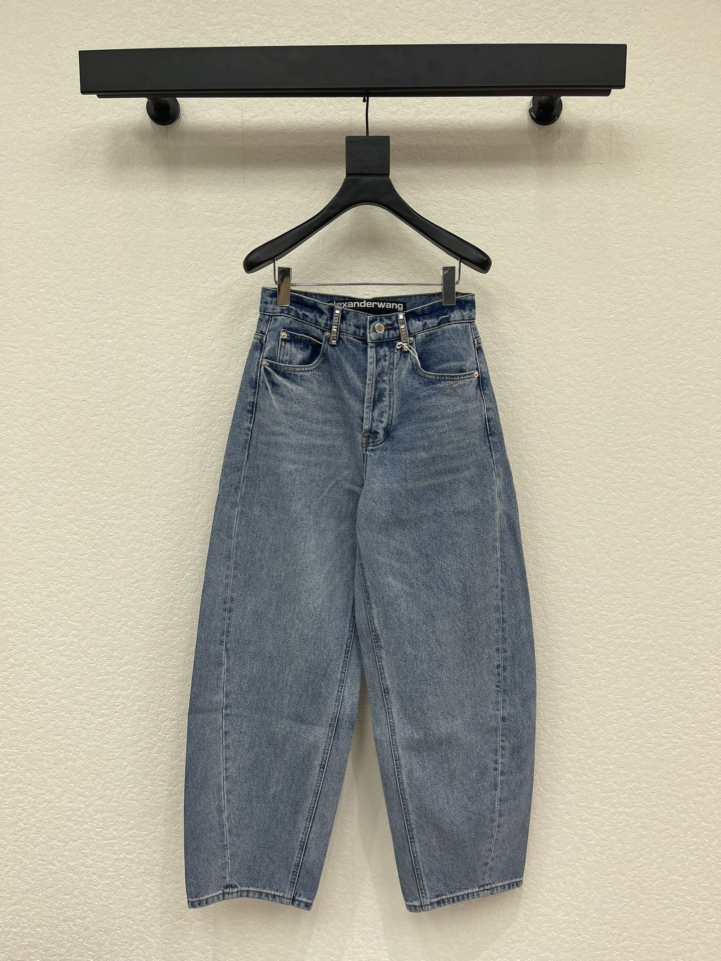 NO:737164,Alexander wan*26 new style old distressed white rhinestone scimitar denim trousers. Customized YB twill denim and cotton material, comfortable and breathable, crisp and stylish. The waist is perforated with rhinestones and matched with the hip pocket letter logo. The brand logo highlights the tonality. The pleated design on both sides of the waist and shoulders, and the natural whitening transition of the thighs and knees create an aged effect. The shape is rich in layers, fashionable and western-style. The scimitar design is wide at the top and closed at the bottom, making the outfit slim and tolerant, showing a trendy fashion style. SML,, alexander  wang,19860909Alexander wan*26新款大王做旧磨白水钻弯刀牛仔长裤.定制YB斜纹牛仔棉材质,穿搭舒适透气,挺括有型,腰间穿孔点缀水钻,配合后臀口袋字母徽标,品牌标识彰显调性,腰挎两侧压褶设计,大腿膝盖自然磨白过渡,打造做旧效果,造型层次丰富,时髦洋气,弯刀设计上宽下收,穿搭显瘦包容,展现潮流时尚风格.SML,,alexander wang,,Women's clothing