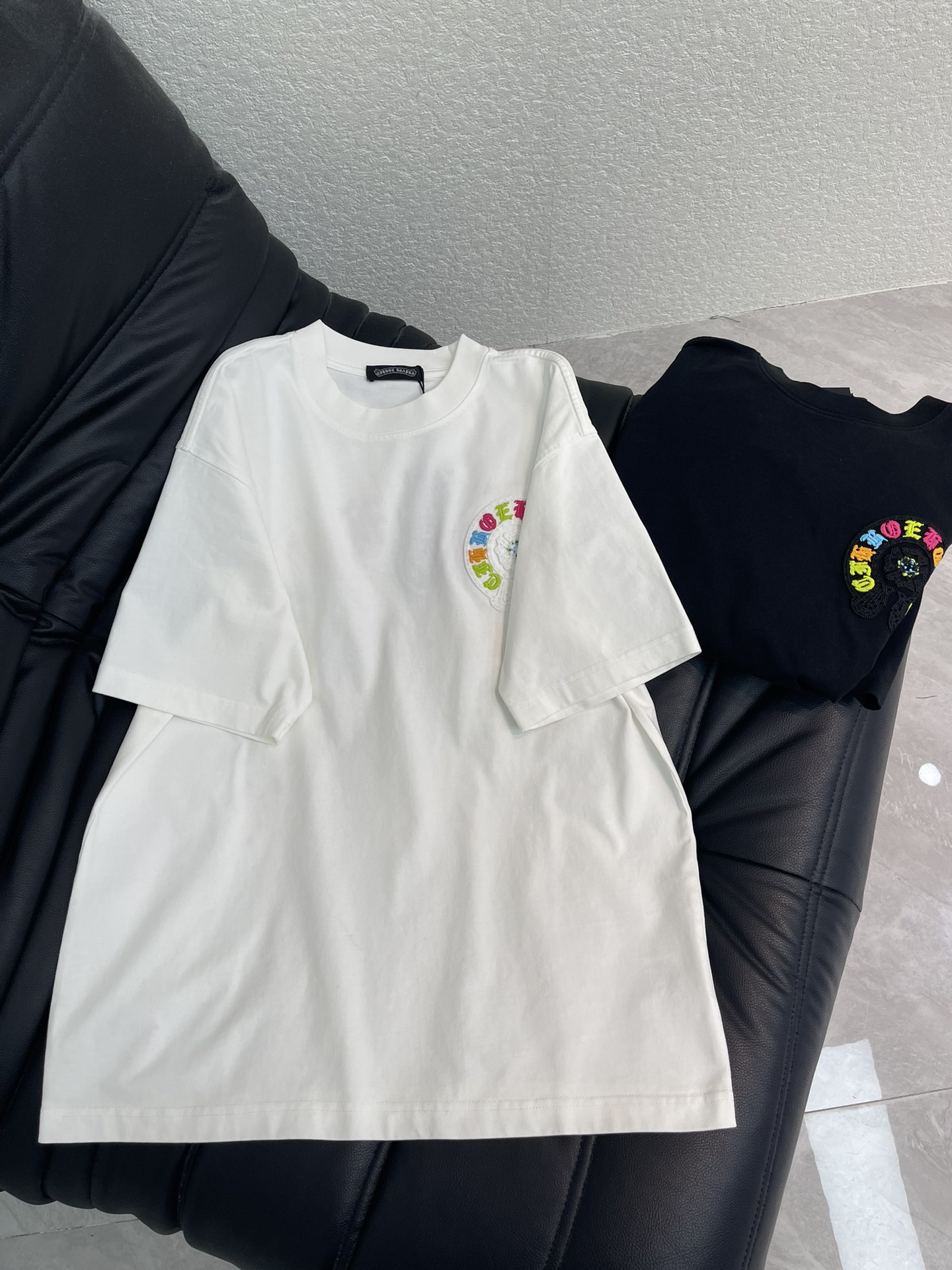 NO:736790,Chrome heart* Chrome heart 26 new color embroidered Sanskrit short-sleeved T-shirt. Pure cotton fabric!  The three-dimensional embroidery patterns on the chest and back show off the cool and handsome street trend!  The upper body turns into a killer from behind in one second!  Show off your spontaneity and exude a lively and youthful atmosphere!  Extreme wandering and free travel with concave shape. No one is more handsome than you!  It’s a very fashionable style that can be worn casually. It’s guaranteed to have a 100% chance of returning your attention when you go out on the street!  Same style for men and women!  S-XL,,chrome hearts,chrome hearts,T-shirt,tees,t-shirt,19860909Chrome heart*克罗心26新款彩色刺绣梵文短袖T恤.纯棉面料！胸前和背后立体刺绣图案好尽显酷炫帅气的街头潮流！上身一秒变背影杀手！展现随性不羁的同时洋溢活泼青春的气息！极度的徜徉与自由出行凹造型 没人比你更帅气！随意搭配就很潮的一款,出街保证你回头率百分百哦！ 男女同款！S-XL,,chrome hearts,chrome hearts,T-shirt,tees，t-shirt,,Women's clothing