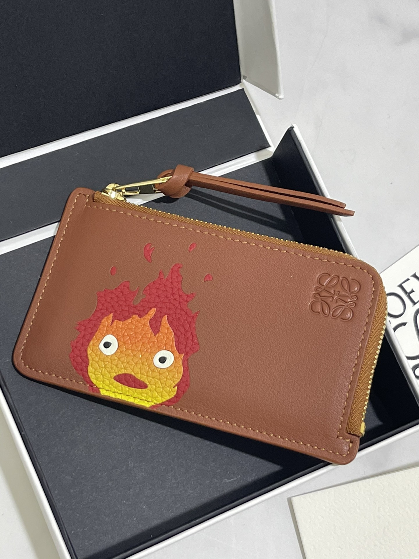 NO:718269,Calcifer zipper card case Howl's Moving Castle is said to be the final work of LOE**WE and Hayao Miyazaki. It is made of classic calfskin, using precise cutting technology and inlay technology. It has 4 card slots and a large zippered pocket. Style number 3789, size 13*7.5, (note that because the pattern is hand-inlaid and spliced, there are gaps,  It is normal for leather to have dandruff), Loewe wallet, loewe, loewe, wallets, cowhide19860909Calcifer 拉链卡包哈尔的移动城堡  据说是LOE**WE与宫崎骏的收官之作  选用经典小牛皮制作,采用精确的切割技术,以镶嵌工艺制成,4 个卡位和一个袋拉链的大口袋.款号3789尺寸13*7.5,（注意 由于图案是手工镶嵌拼接的, 有缝隙、 皮料有皮屑属于正常现象）,罗意威钱包,loewe,loewe,wallets,cowhide,欧美剧