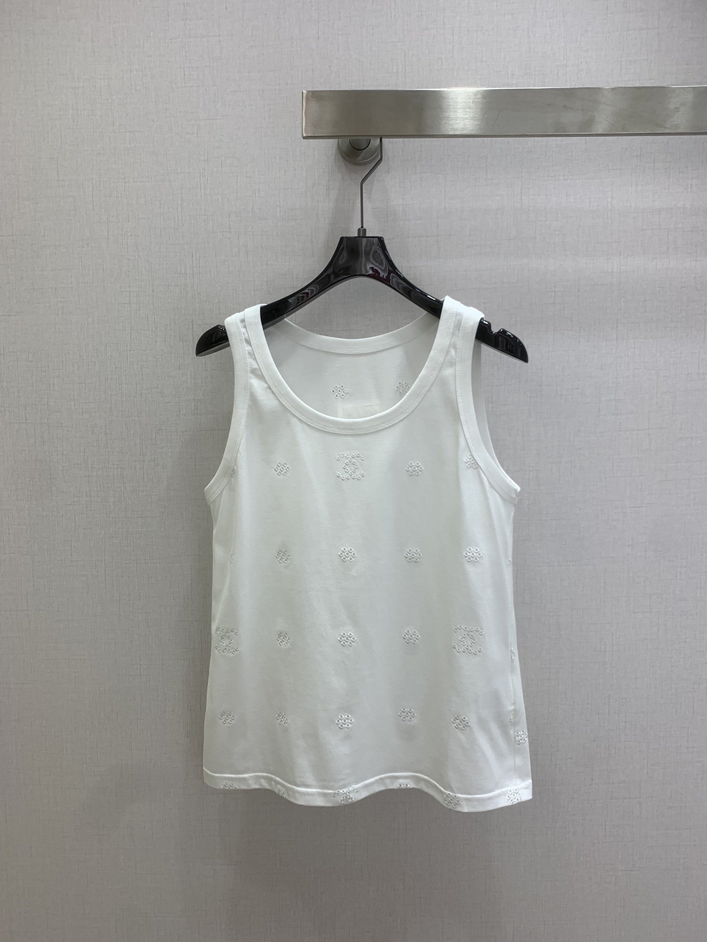 NO:736458,Highly recommended 26 early spring new style double C hollow flower embroidered vest top produced in high version!  Select soft and skin-friendly cotton fabrics, paired with the iconic double C hollow flower embroidery, and every stitch embodies the exquisite craftsmanship of the workshop. The low-key round neck and wide shoulder strap design outlines neat lines, which can be worn alone to show a sense of relaxation, or layered as an inner layer to create layers. No need to deliberately show off, it has a high-end texture. One color SML code, high quality ABC,,19860909强烈推荐 26早春新款 双C镂空花朵刺绣背心上衣 高版出品！甄选柔软亲肤的棉质面料,搭配标志性双C镂空花朵刺绣,每一处针脚都凝聚着工坊的精湛工艺.低调的圆领与宽肩带设计,勾勒出利落线条,既可单穿彰显松弛感,也可作为内搭叠出层次.无需刻意张扬,便自带高级质感.一个色 SML码 高品质ABC,,,Women's clothing