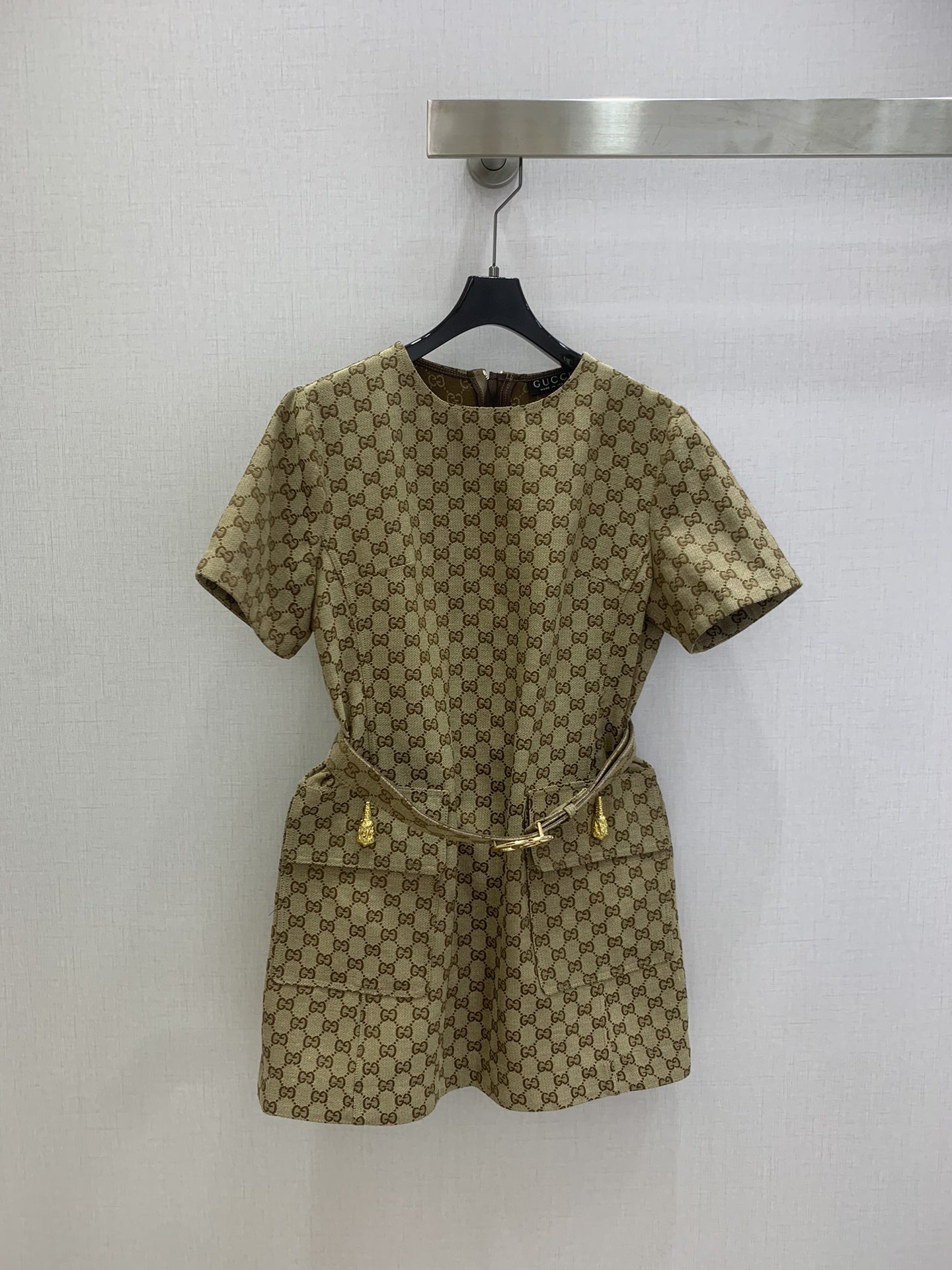 NO:736462,Highly recommended 26 early spring new jacquard belt short-sleeved dress, classic khaki + full-print double G pattern, highly recognizable!  High-density jacquard fabric, crisp texture, short-sleeved round neck design, adjustable waist belt, easy to switch between loose or waist style, slim and versatile. Skirt pocket decoration, practical and design, easy to control for daily commuting and leisure. One color SML code, high quality ABC,,skirts,T-shirt,19860909强烈推荐 26早春新款 提花腰带短袖连衣裙,经典卡其色+满印双G图案,辨识度超高！高密度提花面料,质感挺括,短袖圆领设计,腰部可调节腰带,轻松切换宽松or收腰风格,显瘦又百搭.裙身口袋装饰,实用又有设计感,日常通勤、休闲都能轻松驾驭 一个色 SML码 高品质ABC,,skirts,T-shirt,,Women's clothing