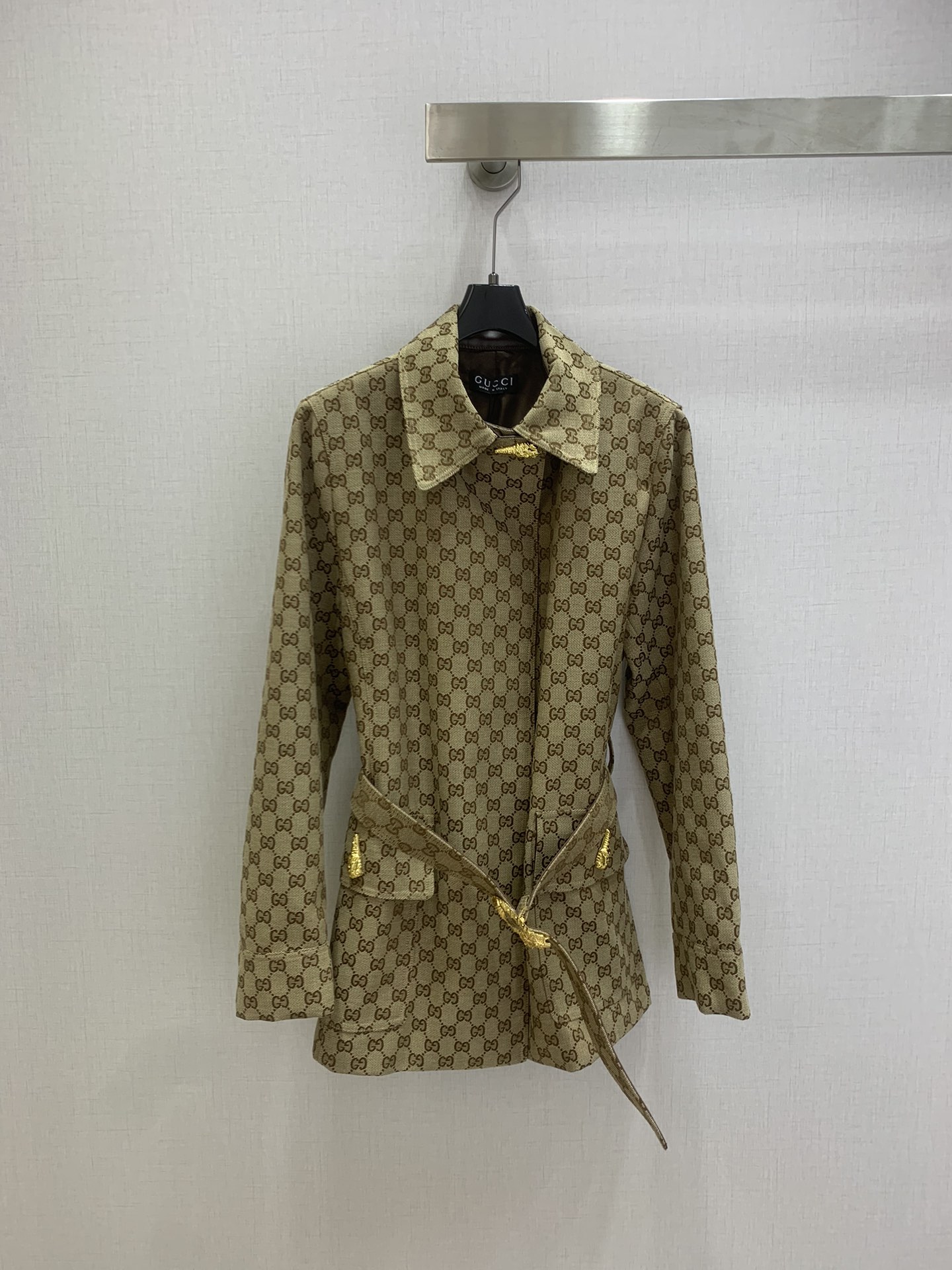 NO:736464,Highly recommended 26 early spring new style jacquard lapel belt long-sleeved jacket with classic double G presbyopia pattern, Italian high-end fabrics, smooth and stylish. Short design + waist belt, super exquisite gold hardware, three-dimensional tailoring, elegant and practical, can be easily used in daily or formal occasions, a must-have for fashionistas!  One color SML code High quality ABC,,jackets & coats,19860909强烈推荐 26早春新款 提花翻领腰带长袖外套 经典双G老花图案,意大利高端面料,触感柔滑有型.短款设计+束腰腰带,金色五金超精致,剪裁立体,优雅又实用,日常或正式场合都能轻松驾驭,时髦精必入！一个色 SML码 高品质ABC,,jackets & coats,,Women's clothing