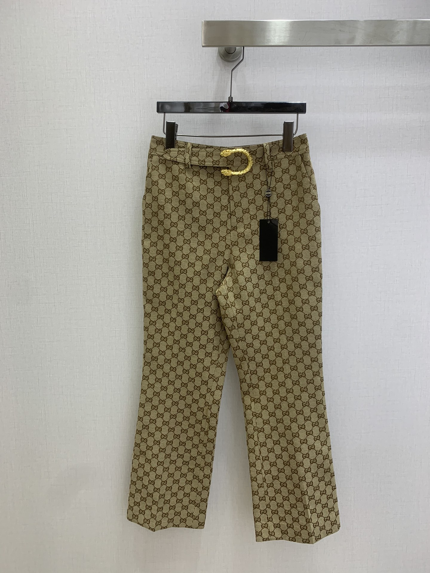 NO:736483,Highly recommended 26 early spring new style jacquard belt wide-leg trousers, classic double G presbyopia pattern, delicate texture and durable. High-waisted wide-leg design, modify the leg shape, easily create the effect of long legs. Metal belt buckle embellishment, full of details, fashion sense!  It can be easily used for daily commuting and leisure. Pair it with a simple top or accessories of the same series to easily get a high-end look. One color SML code, high quality ABC,,19860909强烈推荐 26早春新款 提花腰带阔腿长裤,经典双G老花图案,质感细腻又耐用.高腰阔腿设计,修饰腿型,轻松打造大长腿效果 金属腰带扣点缀,细节满分,时尚感UP！日常通勤、休闲都能轻松驾驭,搭配简约上衣或同系列配饰,轻松get高级感穿搭 一个色 SML码 高品质ABC,,,Women's clothing
