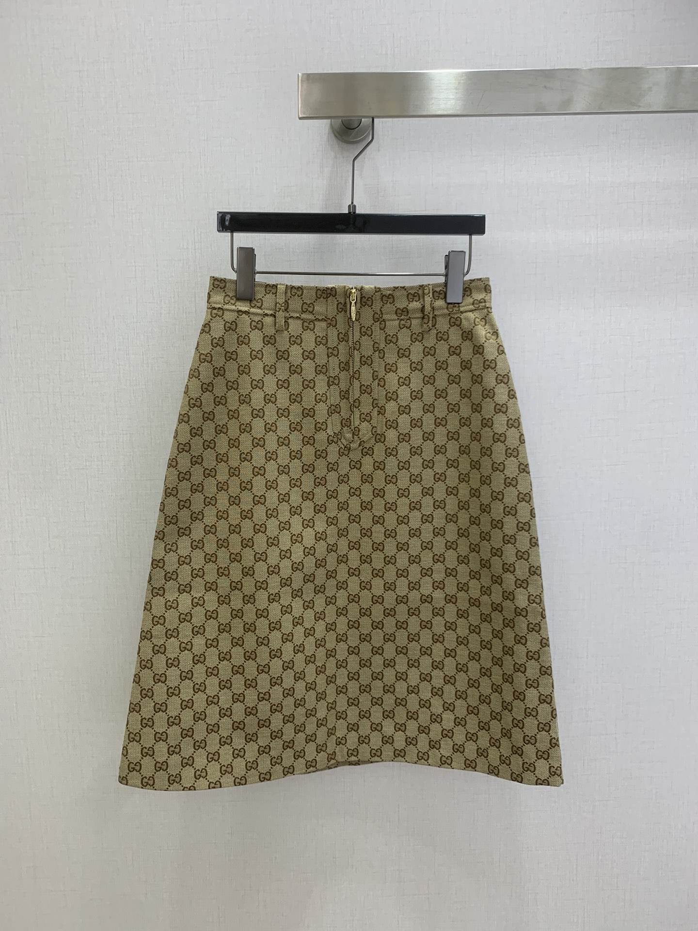 NO:736471,Highly recommended 26 early spring new jacquard high-waisted long skirt, classic double G all-over printed design, retro and fashionable!  The high-waisted straight version elongates the leg proportions, making you look slimmer and taller. The zipper slit in the middle makes it easier to move and is full of details. The fabric is customized GG jacquard, with a high-end texture and can be easily worn in daily or formal occasions. Pair it with a plain top or wide belt to easily get a modern retro style. One color SML code, high quality AB,,skirts,19860909强烈推荐 26早春新款 提花高腰长半裙,经典双G满印设计,复古又时髦！高腰直筒版型,拉长腿部比例,显瘦显高.中间拉链开叉,活动更方便,细节感满满.面料为定制GG提花,质感高级,日常或正式场合都能轻松驾驭.搭配素色上衣或宽腰带,轻松get摩登复古风 一个色 SML码 高品质AB,,skirts,,Women's clothing