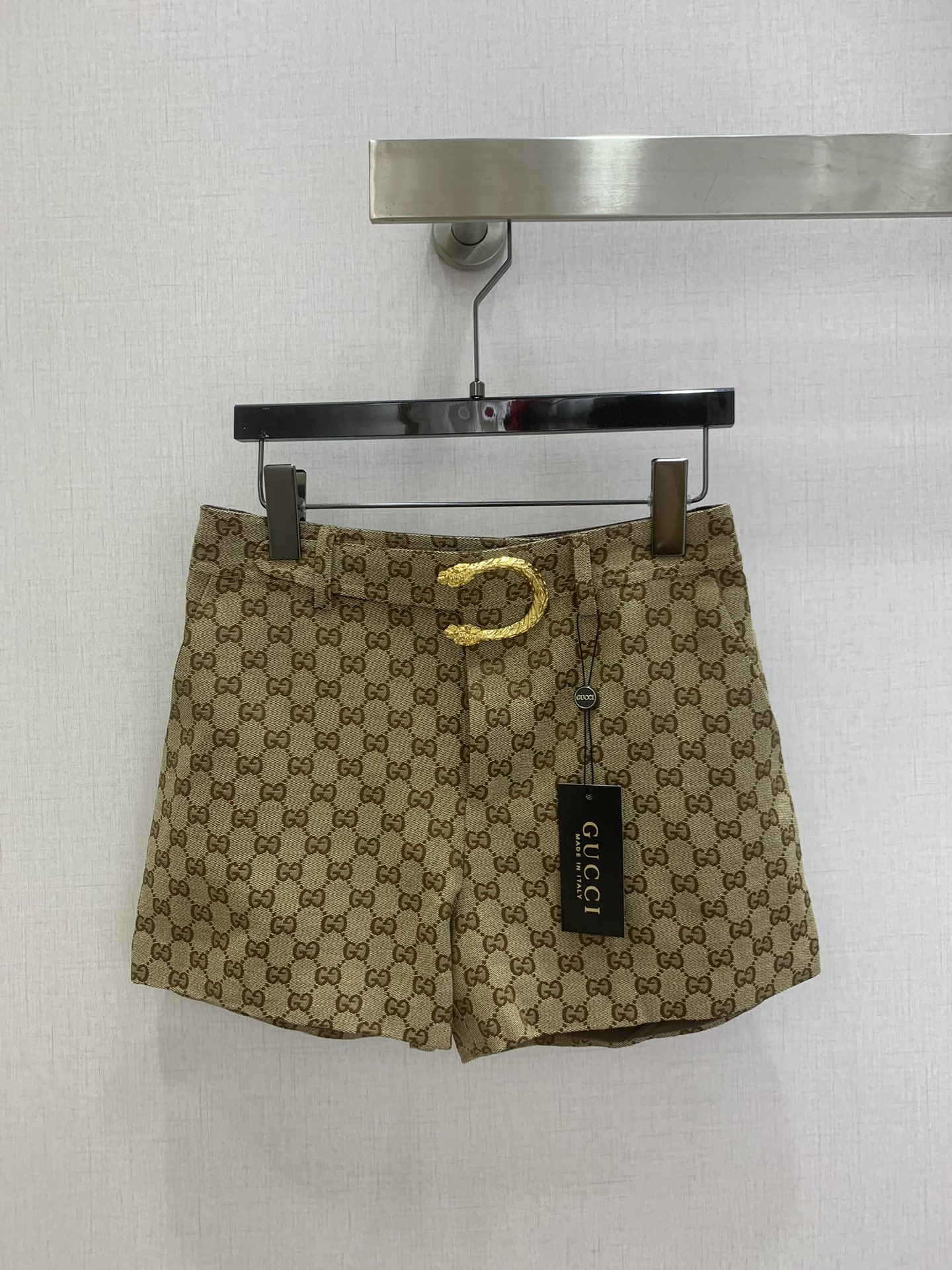 NO:736489,Highly recommended 26 early spring new style jacquard belt shorts, made of imported custom-made double G jacquard fabric, classic presbyopia pattern, delicate and durable texture. High-waisted straight version, with metal belt buckle, retro and fashionable, easy to create high street style. Versatile, can be worn in all seasons, looks great with shirts or knitted tops, easy to switch between multiple styles, is a practical and fashionable must-have item!  One color SML code high quality ABC,,shorts,shirts,19860909强烈推荐 26早春新款 提花腰带短裤,采用进口定制双G提花面料,经典老花图案,质感细腻耐用.高腰直筒版型,搭配金属腰带扣,复古又时髦,轻松打造高街风穿搭.百搭属性,四季都能穿,无论配衬衫还是针织上衣都很出彩,轻松切换多种风格,是实用又时髦的必备单品！一个色 SML码 高品质ABC,,shorts,shirts,,Women's clothing