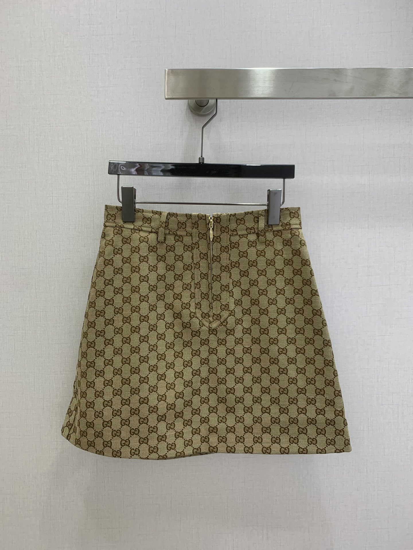 NO:736477,Highly recommended 26 early spring new jacquard high-waisted skirt, classic double G pattern, brown coffee color is super retro!  The cotton canvas material is soft and crisp, comfortable to wear without scratching the skin ~ high-waisted A-line version + metal zipper, modified body proportions, easy to control for daily commuting or leisure. Lined shorts design, fashionable and practical. One color SML code, high quality ABC,,skirts,shorts,19860909强烈推荐 26早春新款 提花高腰半裙 经典双G图案,棕咖色系超有复古感！棉帆布材质柔软又挺括,穿着舒适不扎皮肤～高腰A字版型+金属拉链,修饰身材比例,日常通勤或休闲都能轻松驾驭.内衬短裤设计,时髦又实用 一个色 SML码 高品质ABC,,skirts,shorts,,Women's clothing