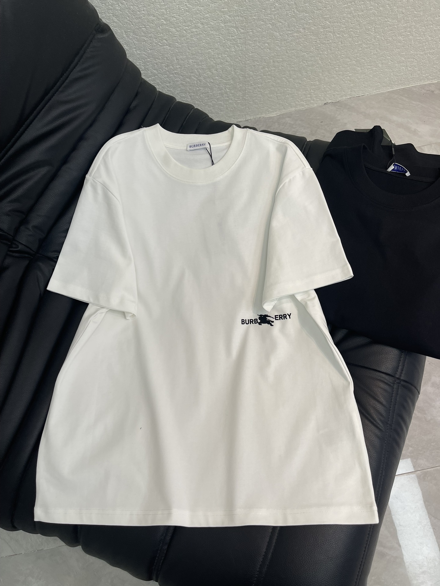 NO:736343,Burberr*26 new front and rear war horse printed short-sleeved T-shirt. High weight pure cotton fabric, breathable and comfortable. The front and rear war horse logos add visual layering and fashion sense. It is a good choice whether it is used as daily wear or to attend important occasions. Same style for men and women!  S-XL,,burberry,T-shirt,tees,t-shirt,19860909Burberr*26新款前后战马印花短袖T恤.高克重纯棉面料,透气舒适.前后幅战马标识,增加了视觉上的层次感和时尚感.无论是作为日常穿搭还是出席重要场合都是不错的选择.男女同款！S-XL,,burberry,T-shirt,tees，t-shirt,,Women's clothing