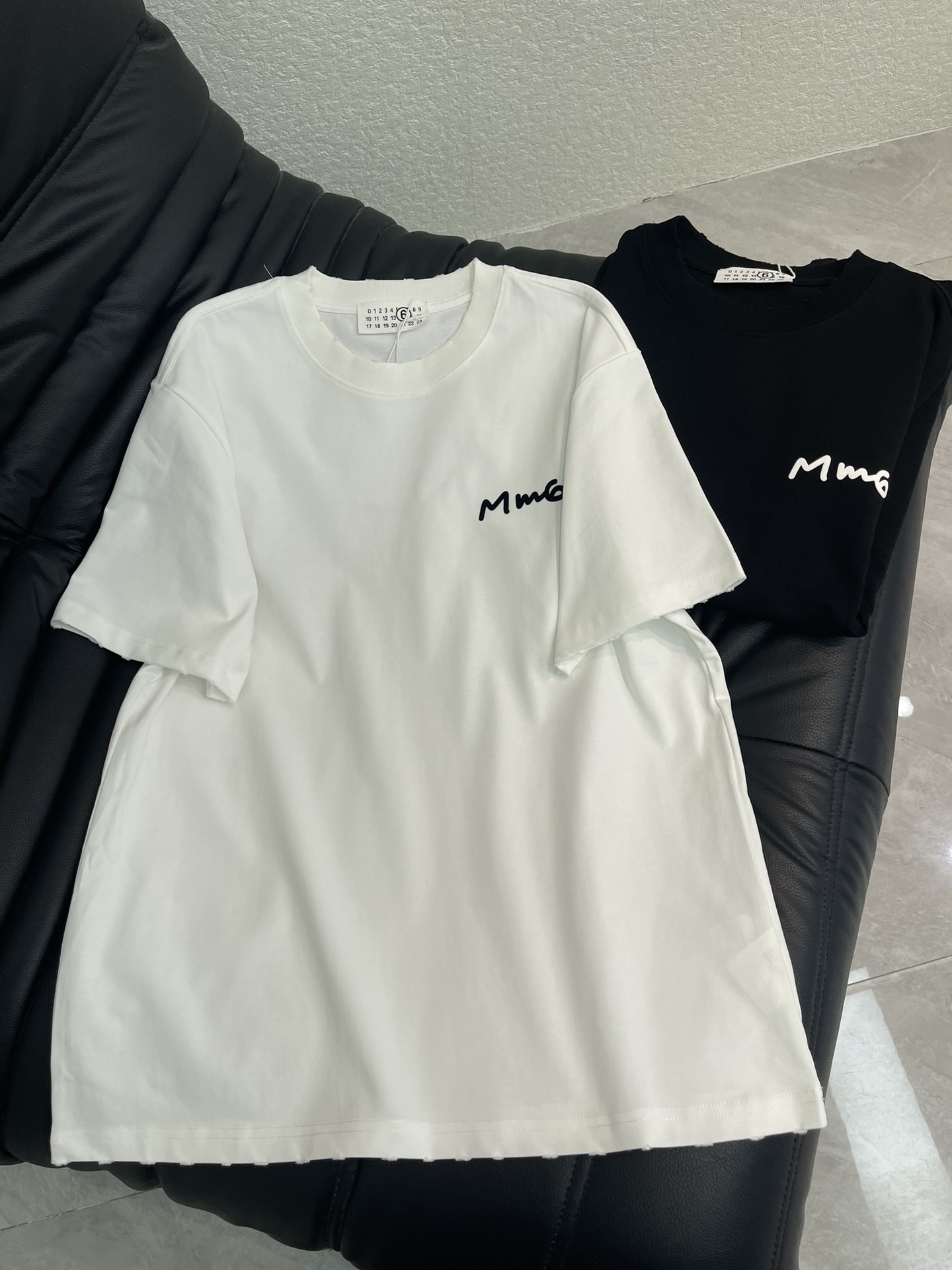 NO:736292,maison margeil19860909Maison Margeil*马吉拉26新款MM6个性前卫单品圆领短袖T恤,数码直喷印花工艺,时尚又高级双纱精纺全棉面料,宽松oversize版型,男女同款,精致百搭.S-XL A,,masion margiela,masion margiela,versace,T-shirt,tees，t-shirt,,Women's clothing