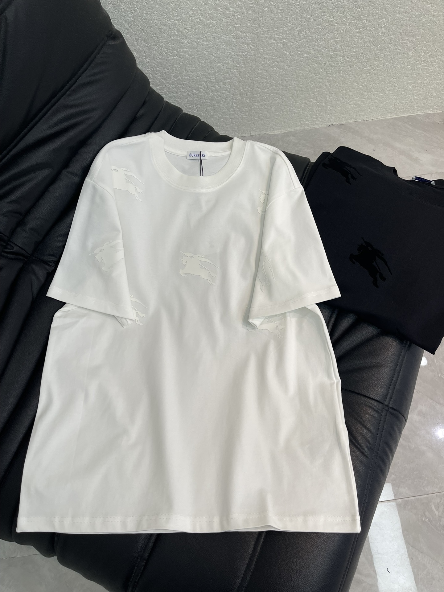 NO:736338,Burberr*26 new war horse three-dimensional embossed short-sleeved T-shirt. High-weight pure cotton fabric, breathable and comfortable. The war horse logo on the upper body adds a sense of visual layering and fashion. It is a good choice for daily wear or attending important occasions. Same style for men and women!  S-XL A,,burberry,T-shirt,tees,t-shirt,19860909Burberr*26新款战马立体压印短袖T恤.高克重纯棉面料,透气舒适.上半身战马标识,增加了视觉上的层次感和时尚感.无论是作为日常穿搭还是出席重要场合都是不错的选择.男女同款！S-XL A,,burberry,T-shirt,tees，t-shirt,,Women's clothing