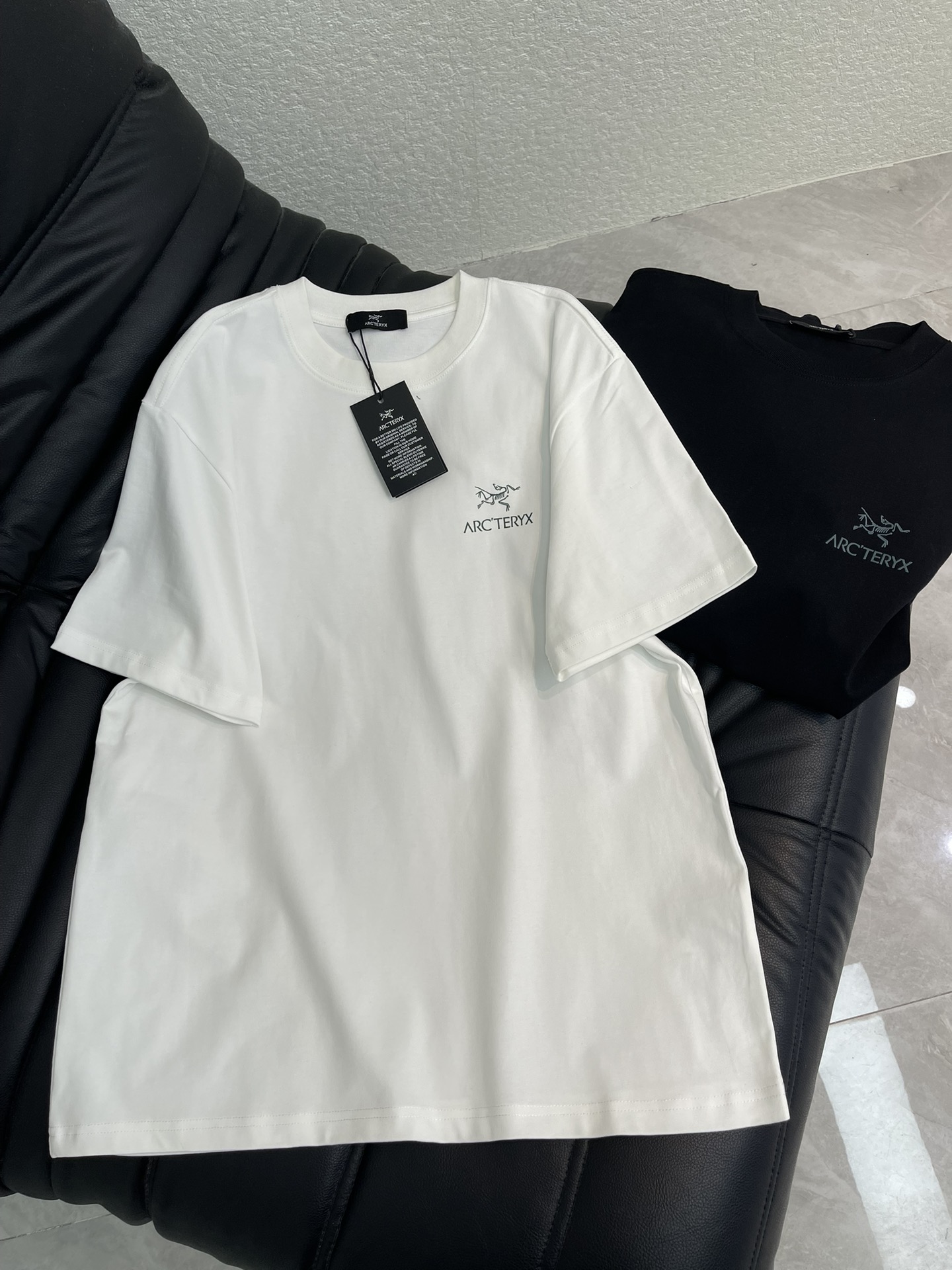 NO:736332,ARCTERY* Arc'teryx 26 new rock climbing co-branded short-sleeved T-shirt. Made of high-weight pure cotton, soft and comfortable to the touch. Loose fit + round neck design, comfortable and comfortable to wear. Logo on the chest, mountain pattern on the back + brand words, full of outdoor feel, simple and recognizable design. Versatile for outdoor sports or daily leisure, easy to control various styles. Same style for men and women!  S-XL A,arc'teryx,T-shirt,tees,t-shirt,19860909ARCTERY*始祖鸟26新款攀岩联名短袖T恤.高克重纯棉材质,手感柔软舒适.宽松版型+圆领设计,穿着舒适自在,胸前logo,背部山峰图案+品牌字样,户外感满满,设计简约又有辨识度.无论户外运动还是日常休闲都很百搭,轻松驾驭各种风格.男女同款！S-XL A,arc'teryx,T-shirt,tees，t-shirt,,Women's clothing