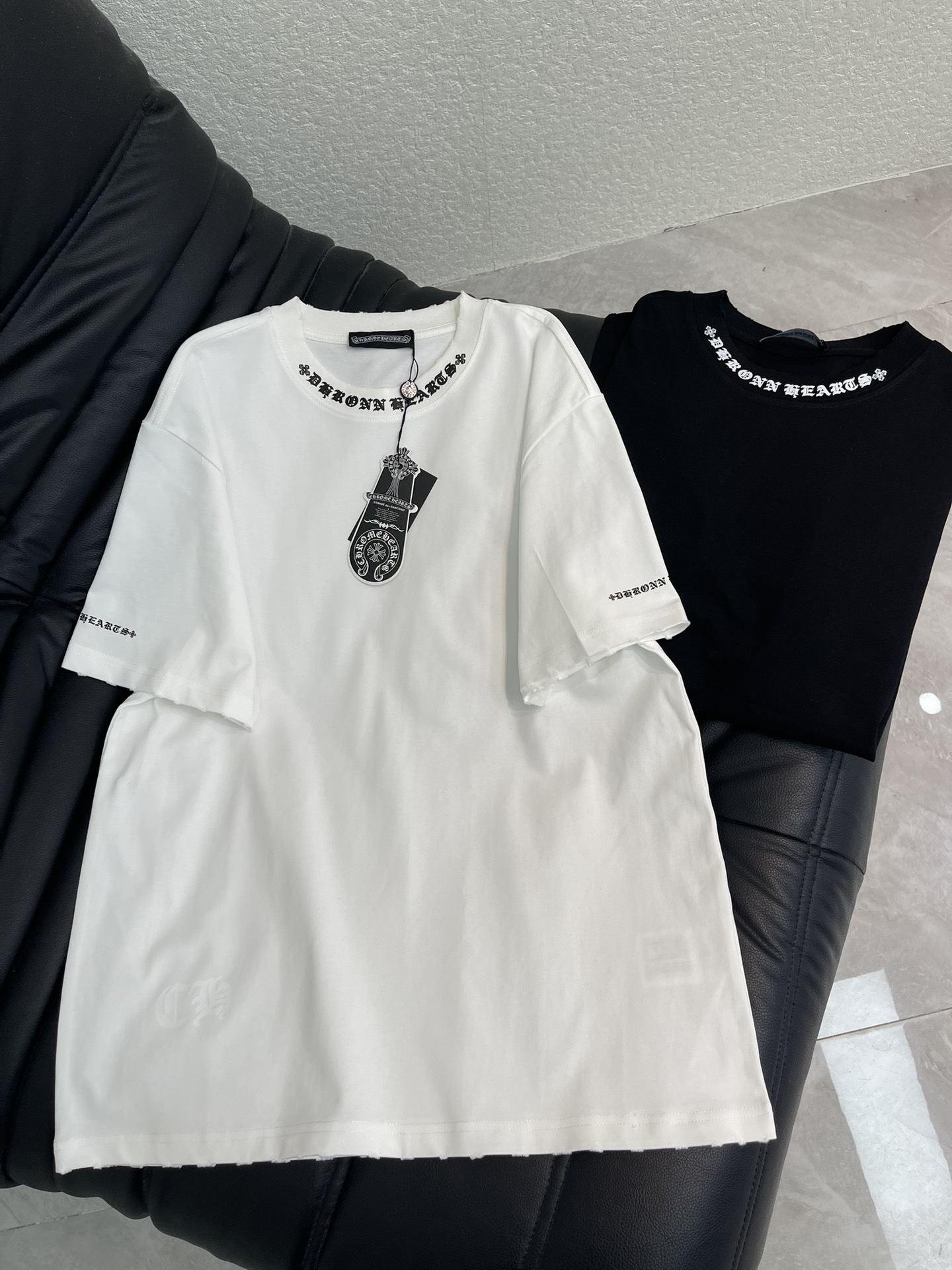 NO:736327,Chrome Heart* Chrome Heart 26 new Sanskrit printed short-sleeved T-shirt. High-weight pure cotton fabric, comfortable and breathable, crisp and not soft, the upper body has a sense of silhouette, Sanskrit printing on the collar, cuffs, and hem + frayed raw edge design! Capture the dark religious aesthetics of Chrome Heart, and you can wear it casually with attitude~ The same style for men and women!  S-XL A,,chrome hearts,chrome hearts,T-shirt,tees,t-shirt,19860909Chrome Heart*克罗心26新款梵文印花短袖T恤.高克重纯棉面料,舒适透气,挺括不软塌,上身自带廓形感,领口,袖口,下摆梵文印花+磨破毛边设计! 把克罗心那股暗黑宗教美学狠狠拿捏住,随便搭都超有态度~男女同款！S-XL A,,chrome hearts,chrome hearts,T-shirt,tees，t-shirt,,Women's clothing