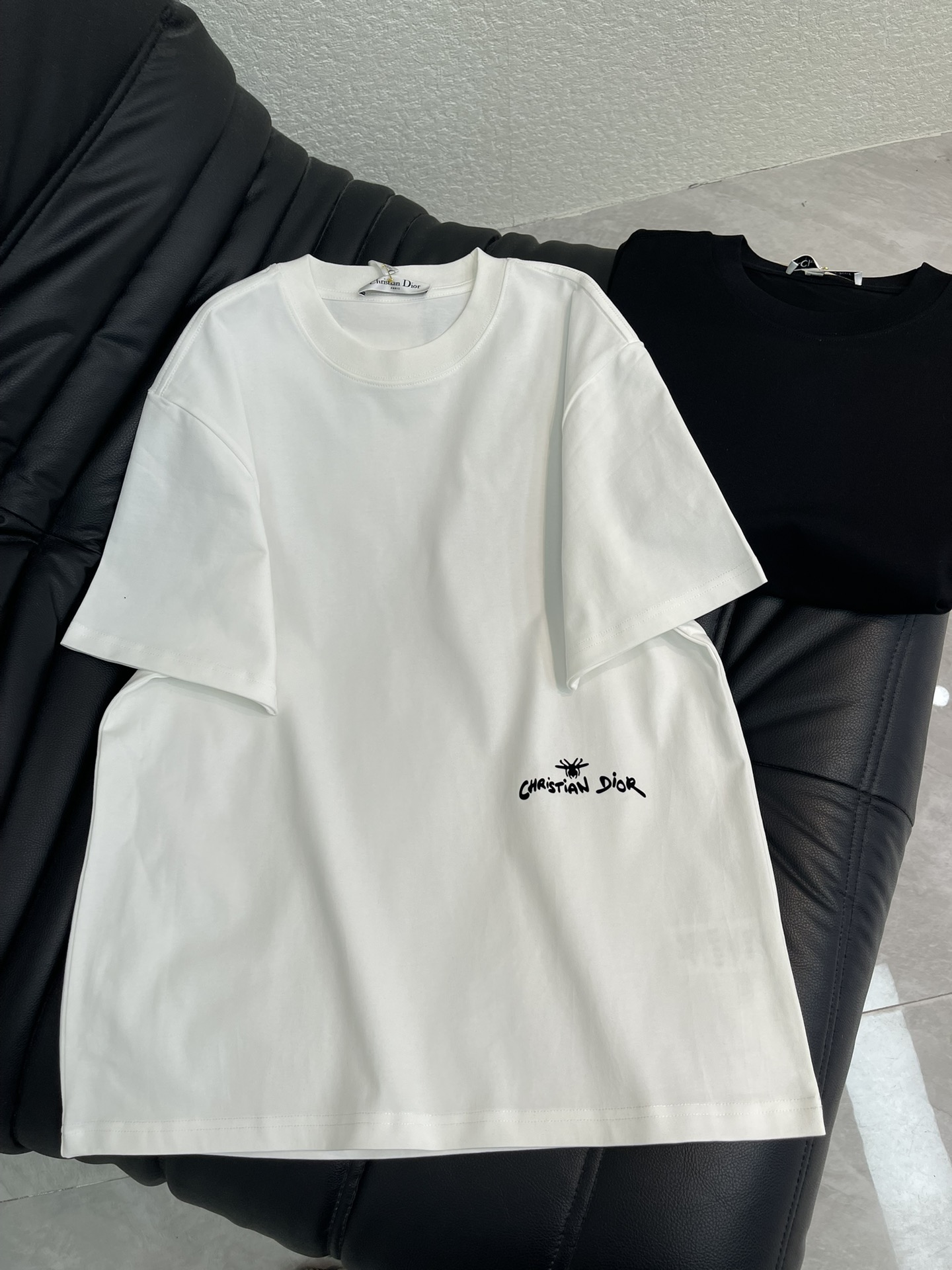 NO:736322,Dio*26 new bee letter logo printed short-sleeved T-shirt. High-weight pure cotton fabric, breathable and comfortable. Logo logo on the front and back, adding visual layering and fashion sense. It is a good choice for daily wear or attending important occasions. Same style for men and women!  S-XL A,,dior,T-shirt,tees,t-shirt,19860909Dio*26新款蜜蜂字母logo印花短袖T恤.高克重纯棉面料,透气舒适.前后幅logo标识,增加了视觉上的层次感和时尚感.无论是作为日常穿搭还是出席重要场合都是不错的选择.男女同款！S-XL A,,dior,T-shirt,tees，t-shirt,,Women's clothing