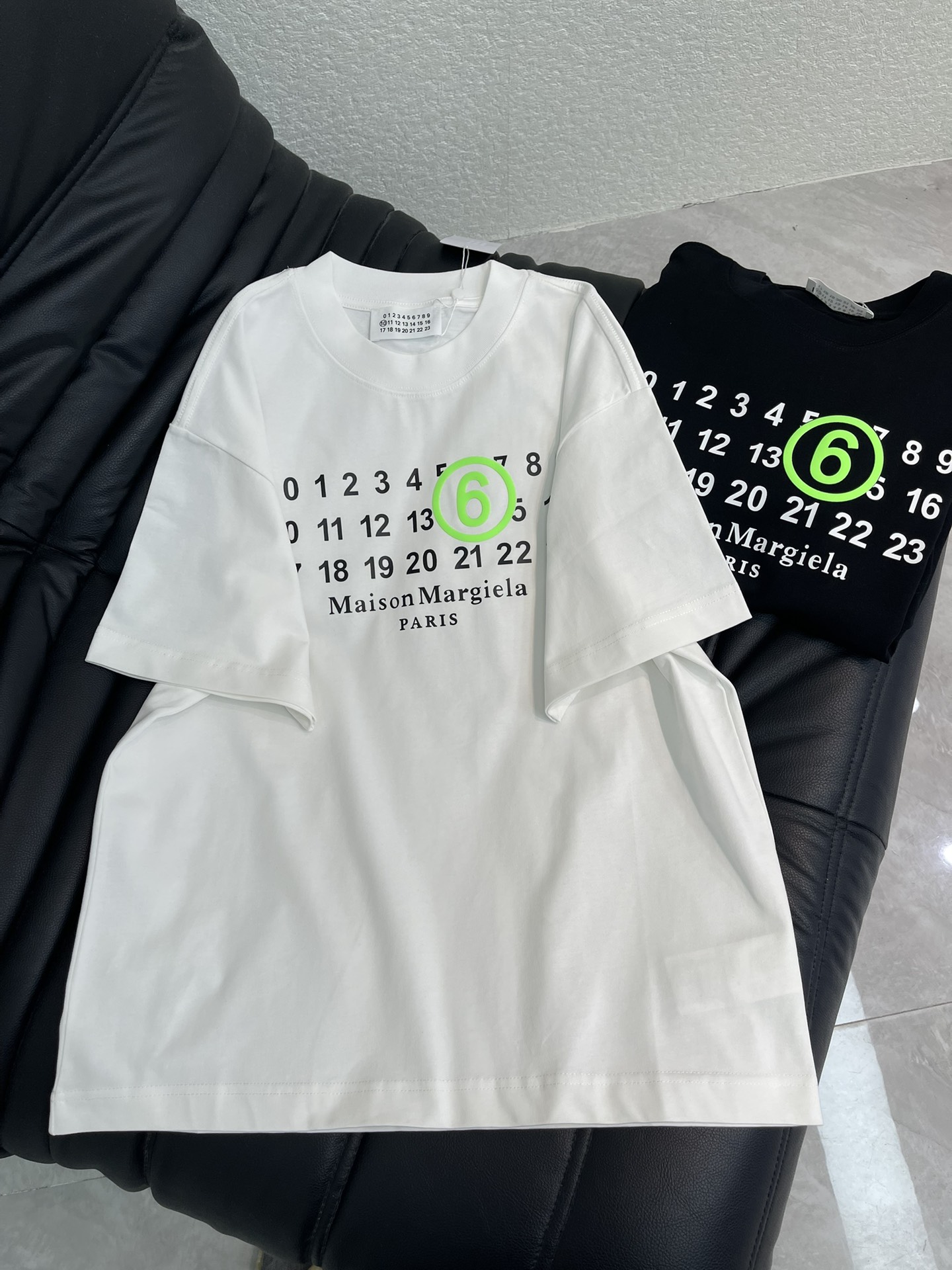 NO:736310,Maison Margeil* Margiela 26 new MM6 personalized avant-garde item round-neck short-sleeved T-shirt, using digital direct injection foam printing technology, fashionable and advanced double yarn worsted cotton fabric, loose oversize version, same style for men and women, exquisite and versatile. S-XL AA, masion margiela, masion margiela, versace, T-shirt, tees, t-shirt,19860909Maison Margeil*马吉拉26新款MM6个性前卫单品圆领短袖T恤,采用数码直喷发泡印花工艺,时尚又高级双纱精纺全棉面料,宽松oversize版型,男女同款,精致百搭.S-XL AA,,masion margiela,masion margiela,versace,T-shirt,tees，t-shirt,,Women's clothing