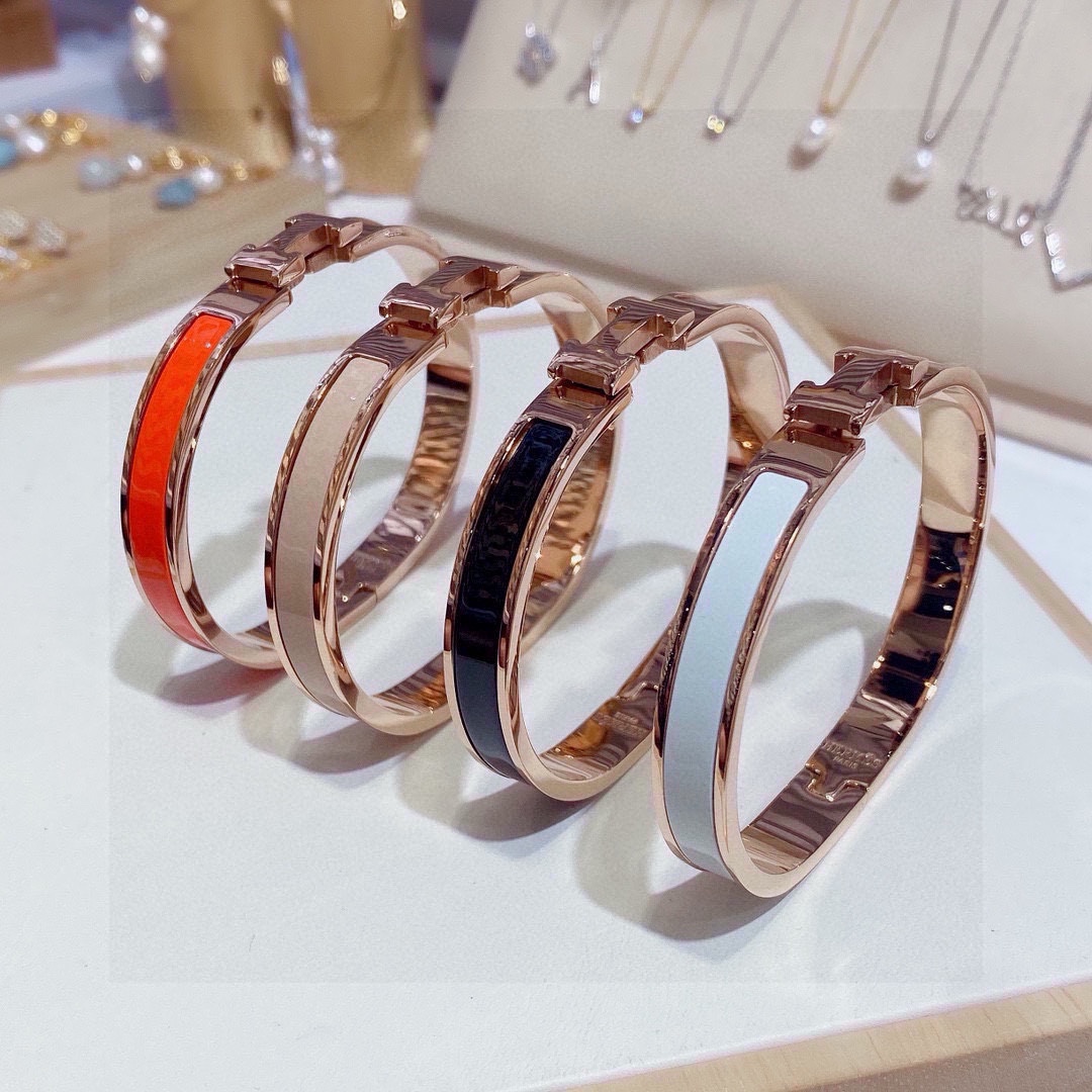 NO:724493,Hermes enamel bracelet small mini version 8mm Seiko version. The narrow version has been loved by MM since its launch. Each color has its unique brilliance, jewelry boutique, hermes, hermes, bracelet19860909爱马仕Hermes珐琅手镯小号迷你版8mm精工版 窄版从上市以来一直深受MM喜爱每一种颜色都有它独一无二的光彩,饰品精品,hermes,hermes,bracelet,Jewelry