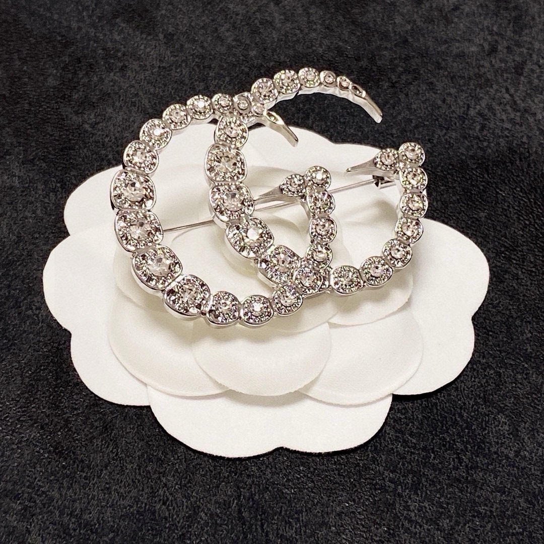 NO:724495,Gucci counters have new brooches at the same time, which are the accessories that understand women best. Those women who put all their efforts into being themselves tend to cherish the meaning of brooches more. Ms. Gucci pins the brooch on her hat and tells the fashionable ladies who imitate her [Broches are very practical. They can be pinned on the collar of a suit, on a pocket, on a hat, on a belt or on an evening dress. Boutique jewelry, gucci, gucci, business suit, brooch, breastpin, hats19860909古驰Gucci专柜新款同步上新胸针,是最懂女人的饰物.那些倾注了全部心血去做自己的女人,往往更珍惜胸针的意义.古驰女士把胸针别在帽子上,并告诉那些模仿她的时髦女士们[胸针可是非常实用,它可以别在西装领上、口袋上、帽子上、腰带上或者是晚礼服上,饰品精品,gucci,gucci,business suit,brooch，breastpin,hats,Jewelry