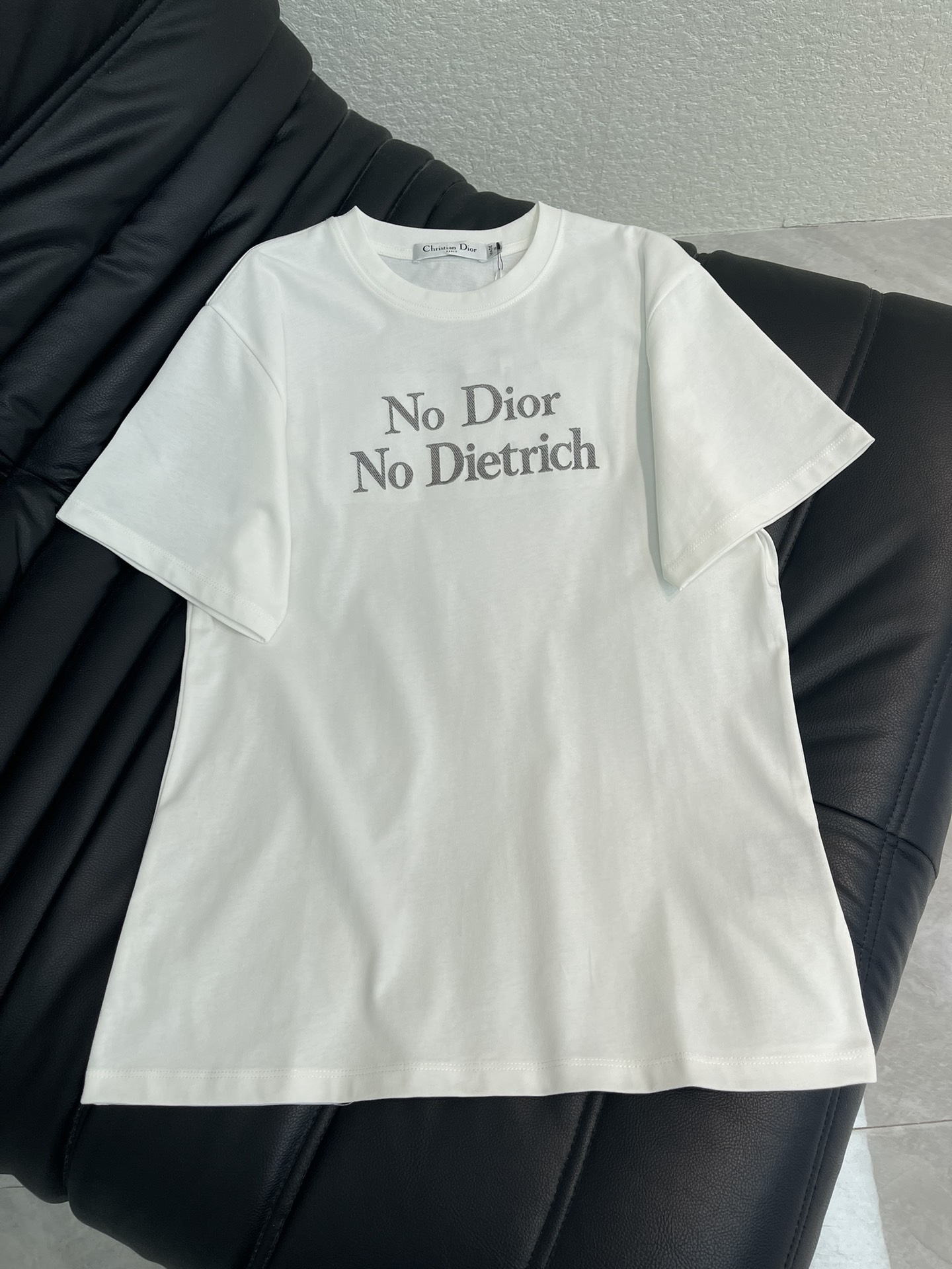 NO:737130,Dio*26 new spring and summer round neck short-sleeved T-shirt with letter embroidery. The words 'No Dior No Dietrich' are printed on the front, which is simple and has a brand attitude. High-quality cotton material, soft and breathable, super comfortable for daily wear. Classic round neck + loose version, tolerant of various body types, easy to match with jeans or casual pants, fashionable and practical. The printing is inspired by the brand culture, showing unique personality, and is a must-have item for trendy wear!  SML,,dior,jeans,T-shirt,tees,t-shirt,19860909Dio*26春夏新款字母刺绣圆领短袖T恤.正面印有“No Dior No Dietrich”字样,简约又有品牌态度.高品质棉料,柔软透气,日常穿着超舒适.经典圆领+宽松版型,包容多种身材,轻松搭配牛仔裤或休闲裤,时尚又实用.印花灵感源自品牌文化,彰显独特个性,是潮流穿搭必备单品！SML,,dior,jeans,T-shirt,tees，t-shirt,,Women's clothing