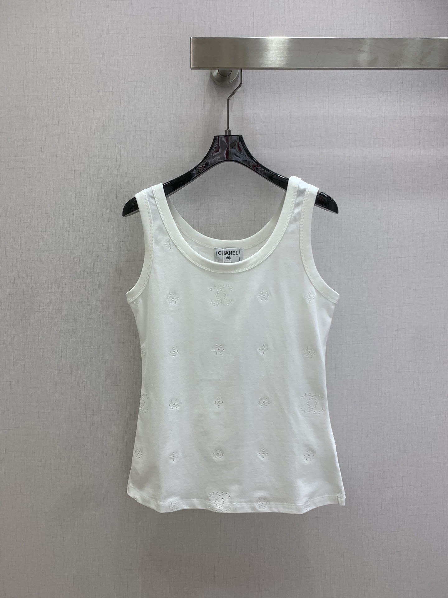 NO:736840,Highly recommended 26 early spring new embroidered hollow vest top. Made of soft cotton fabric, breathable and comfortable, perfect for summer!  Simple round neck + exquisite floral embroidery, perfect details, slim fit, versatile to wear alone or layered, easy to match with jeans, skirt, college style or casual style~ There is a brand logo on the inside of the collar, low-key and recognizable, a must-have for daily wear!  Three colors SML code high quality ABC,,skirts,jeans,19860909强烈推荐 26早春新款 刺绣镂空背心上衣 采用柔软棉质面料,透气又舒适,夏天穿超合适！简约圆领+精致花卉刺绣,细节满分 修身剪裁,单穿或内搭都很百搭,轻松搭配牛仔裤、半裙,学院风or休闲风都能驾驭～衣领内侧有品牌标识,低调又有辨识度,日常穿搭必备！三个色 SML码 高品质ABC,,skirts,jeans,,Women's clothing