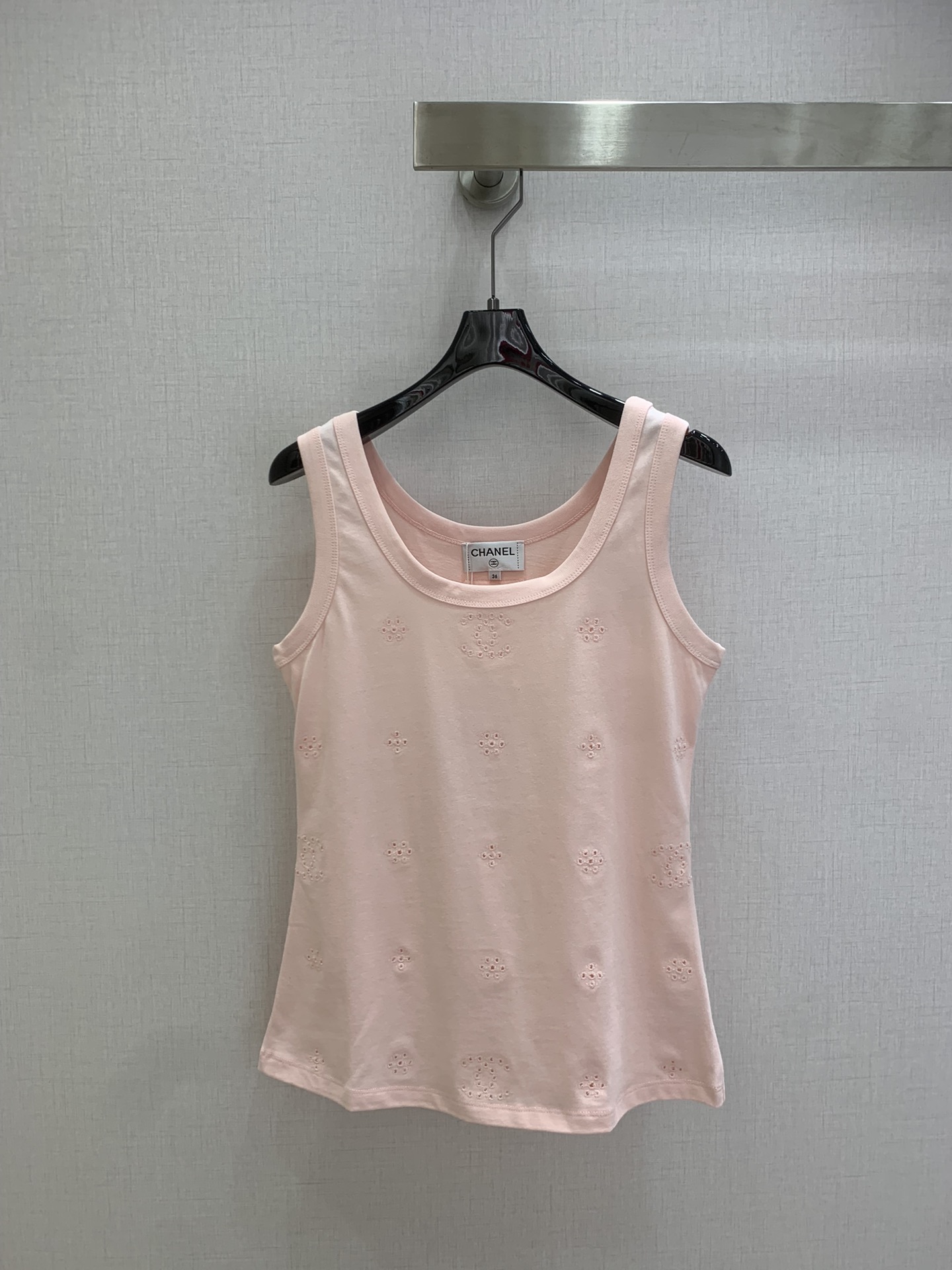 NO:736828,Highly recommended 26 early spring new embroidered hollow vest top. Made of soft cotton fabric, breathable and comfortable, perfect for summer!  Simple round neck + exquisite floral embroidery, perfect details, slim fit, versatile to wear alone or layered, easy to match with jeans, skirt, college style or casual style~ There is a brand logo on the inside of the collar, low-key and recognizable, a must-have for daily wear!  Three colors SML code high quality ABC,,skirts,jeans,19860909强烈推荐 26早春新款 刺绣镂空背心上衣 采用柔软棉质面料,透气又舒适,夏天穿超合适！简约圆领+精致花卉刺绣,细节满分 修身剪裁,单穿或内搭都很百搭,轻松搭配牛仔裤、半裙,学院风or休闲风都能驾驭～衣领内侧有品牌标识,低调又有辨识度,日常穿搭必备！三个色 SML码 高品质ABC,,skirts,jeans,,Women's clothing