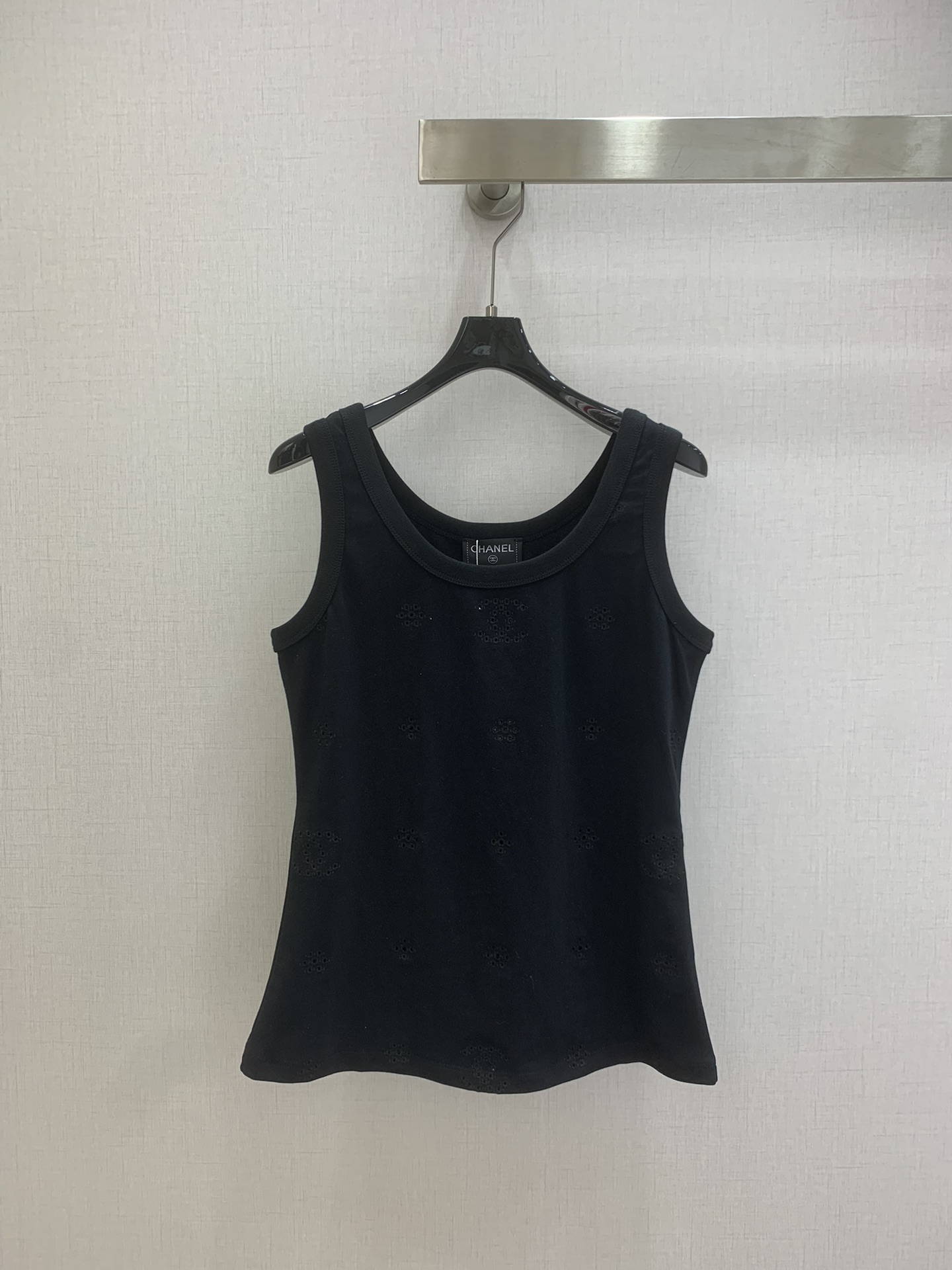 NO:736816,Highly recommended 26 early spring new embroidered hollow vest top. Made of soft cotton fabric, breathable and comfortable, perfect for summer!  Simple round neck + exquisite floral embroidery, perfect details, slim fit, versatile to wear alone or layered, easy to match with jeans, skirt, college style or casual style~ There is a brand logo on the inside of the collar, low-key and recognizable, a must-have for daily wear!  Three colors SML code high quality ABC,,skirts,jeans,19860909强烈推荐 26早春新款 刺绣镂空背心上衣 采用柔软棉质面料,透气又舒适,夏天穿超合适！简约圆领+精致花卉刺绣,细节满分 修身剪裁,单穿或内搭都很百搭,轻松搭配牛仔裤、半裙,学院风or休闲风都能驾驭～衣领内侧有品牌标识,低调又有辨识度,日常穿搭必备！三个色 SML码 高品质ABC,,skirts,jeans,,Women's clothing